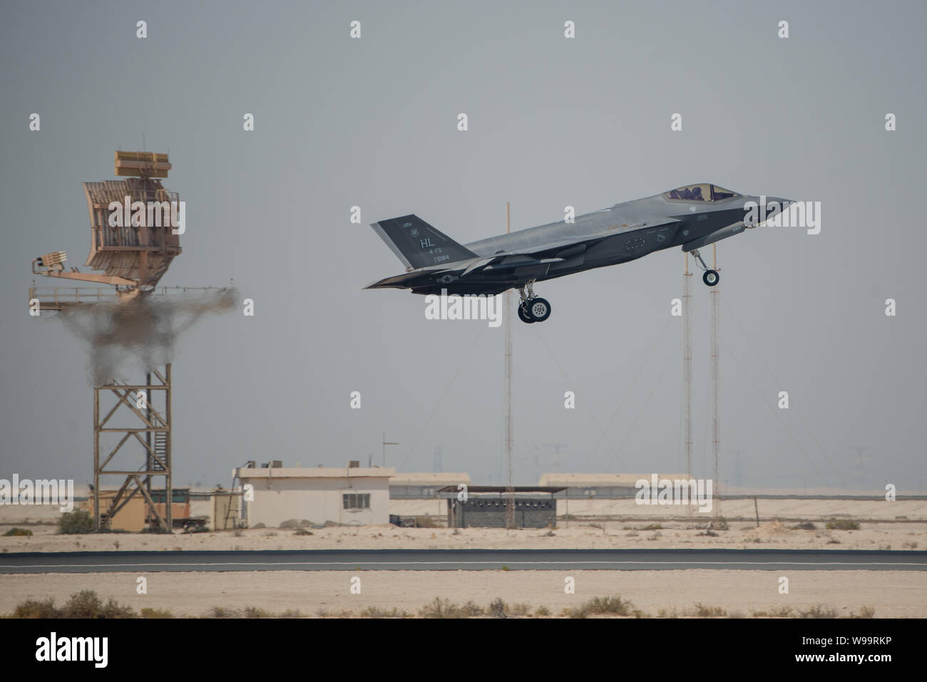 Un F-35A Lightning II, attribué à l'expéditionnaire 4e Escadron de chasse à la base aérienne d'Al Dhafra, aux Émirats arabes unis, prend son envol au début de l'exercice La foudre Agile le 5 août 2019. L'exercice a démontré la méthode adaptative fondant où le personnel et les avions peuvent fonctionner dans des environnements austères pour remplir des missions essentielles indispensables à la défense de biens américains et du personnel. (U.S. Photo de l'Armée de l'air par le sergent. Chris Thornbury) Banque D'Images