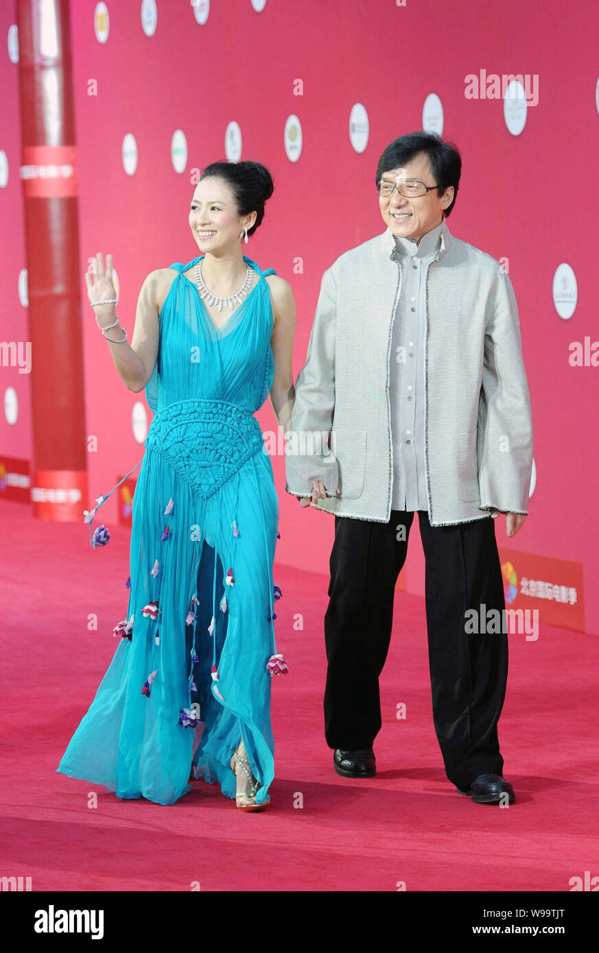 Chinese Movie star Jackie Chan et l'actrice Zhang Ziyi à pied sur le tapis rouge du Festival International du Film de Beijing, Chine, 23 avril 2011. Banque D'Images