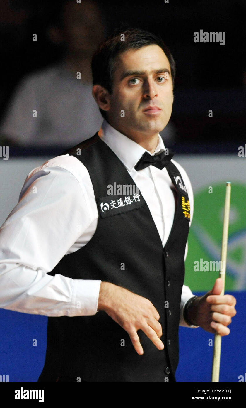 Ronnie OSullivan d'Angleterre se prépare pour un tir contre James Wattana de la Thaïlande au cours de la première ronde de la World Snooker Masters de Shanghai en 2011 Banque D'Images