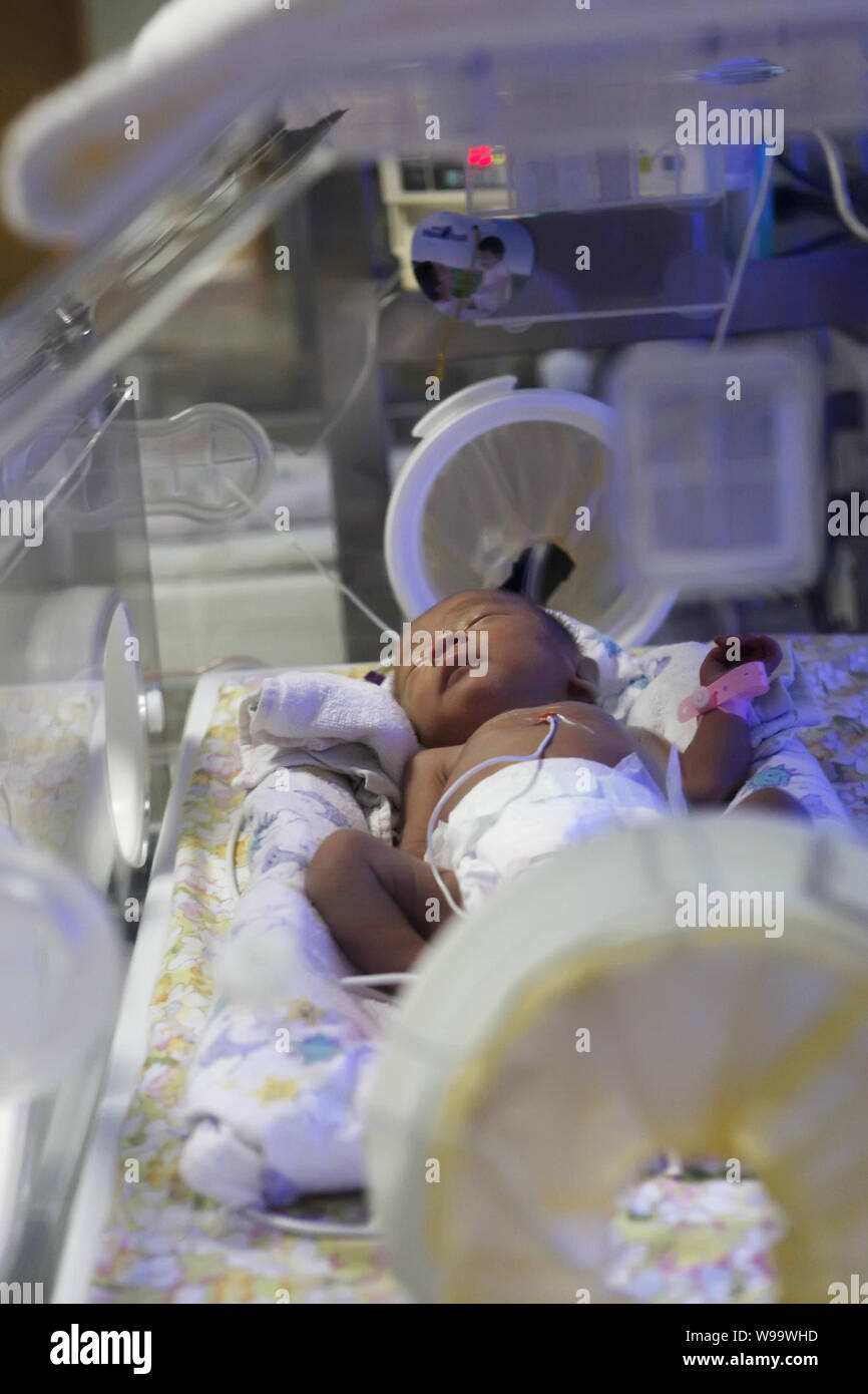 Le bébé abandonné est représenté dans une unité de soins intensifs néonatals Foshan les soins de santé maternelle et infantile Service Center À Foshan, dans le sud-est de Chines Guangdon Banque D'Images