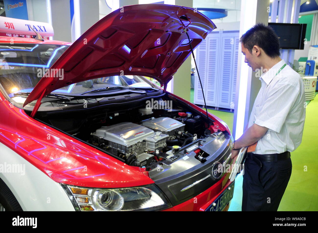 Un chinois ressemble à une voiture électrique BYD e6 2010 au cours de la Chine (Shenzhen) Salon International sur la conversion de leurs réalisations en recherche dans l'énergie-savi Banque D'Images