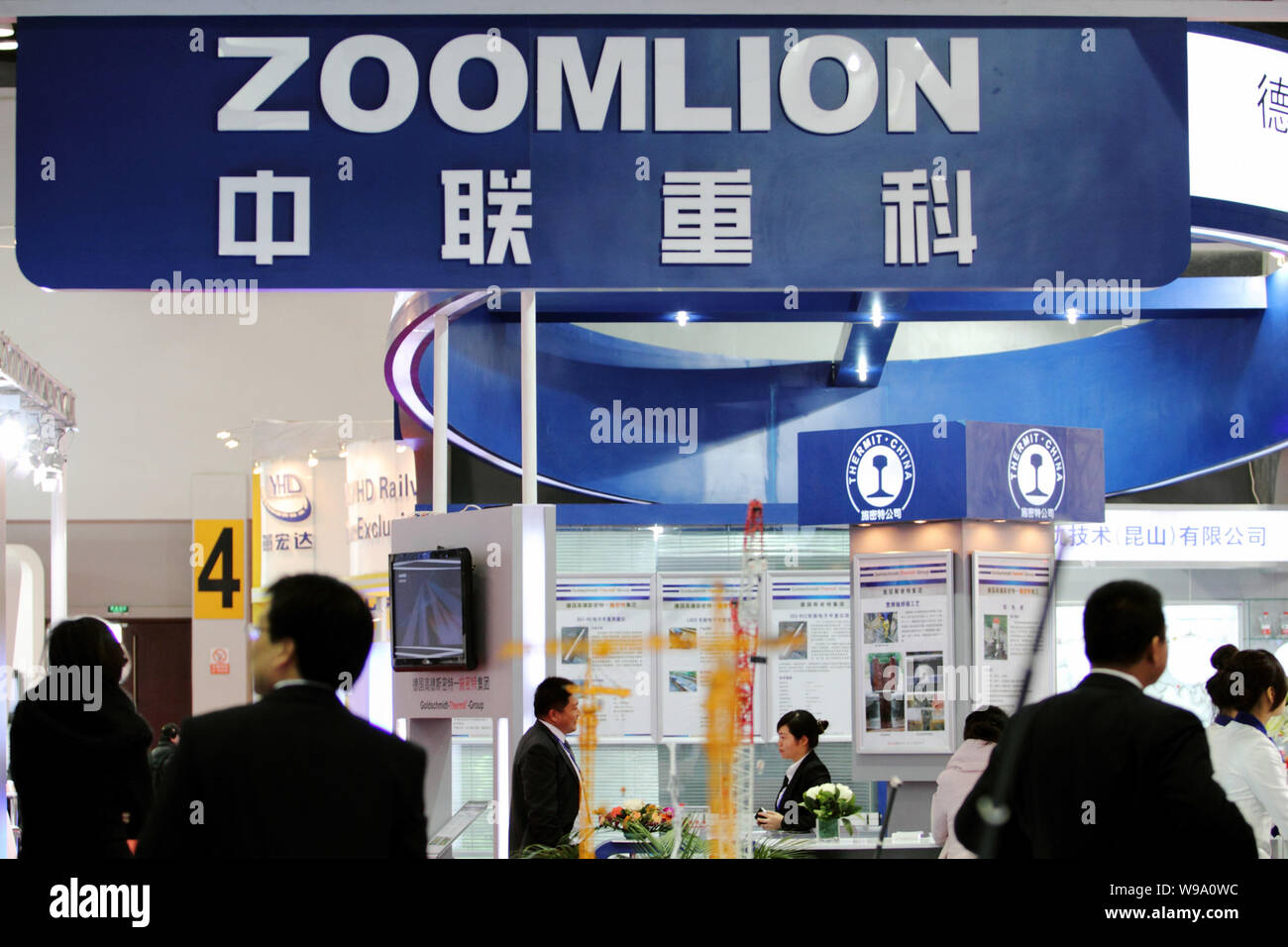 Les visiteurs ont vu sur le stand de Changsha Zoomlion Heavy Industry Science & Technology Development Co. au cours de la 2010 chemins de fer modernes à Beijing, Ch Banque D'Images