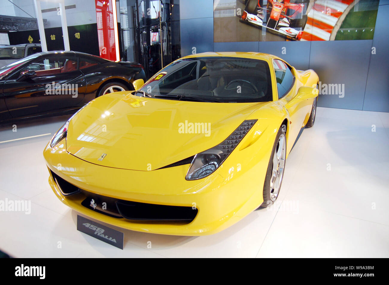 --FILE--une voiture de sport Ferrari 458 Italia s'affiche lors d'une auto show de la ville de Qingdao, province du Shandong, Chine de l'Est 20 mai 2010. Ferrari SpA wi Banque D'Images