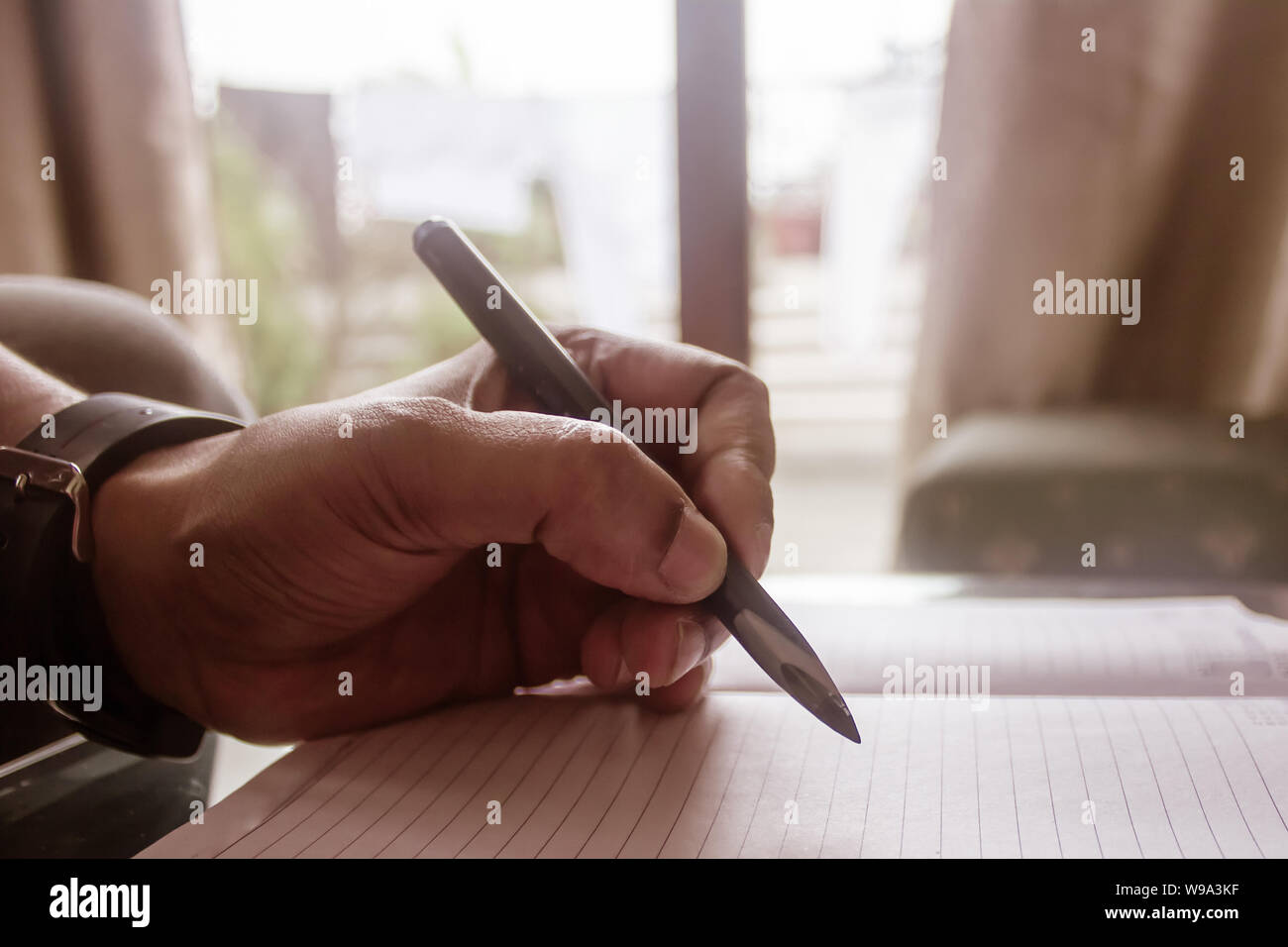 Libre de la main de l'homme travaillant sur une feuille de papier document avec stylo à 24. Un homme travaillant sur un rapport financier. La taxe de prêt calcul de la tva bac Banque D'Images