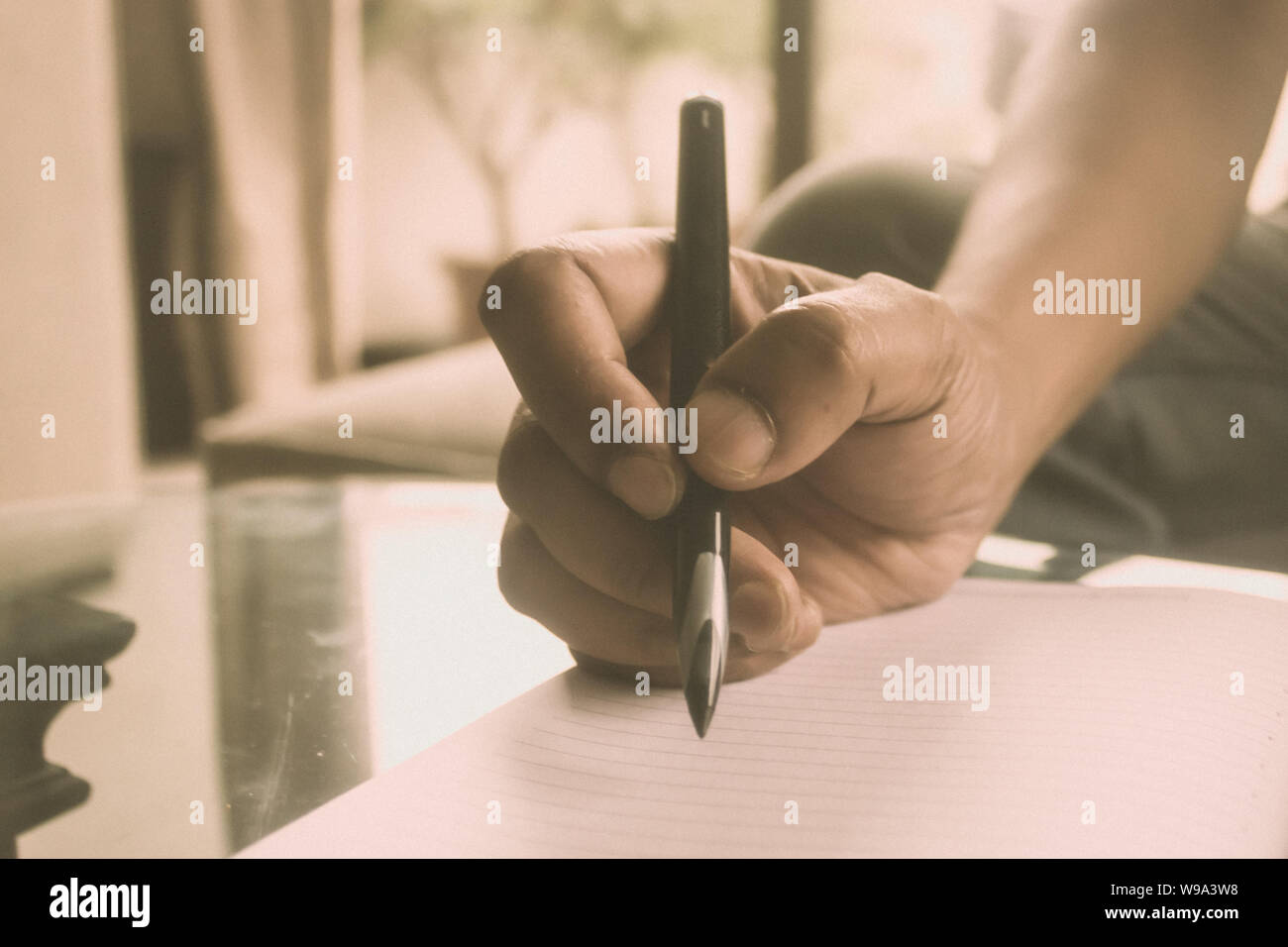 Libre de la main de l'homme travaillant sur une feuille de papier document avec stylo à 24. Un homme travaillant sur un rapport financier. La taxe de prêt calcul de la tva bac Banque D'Images
