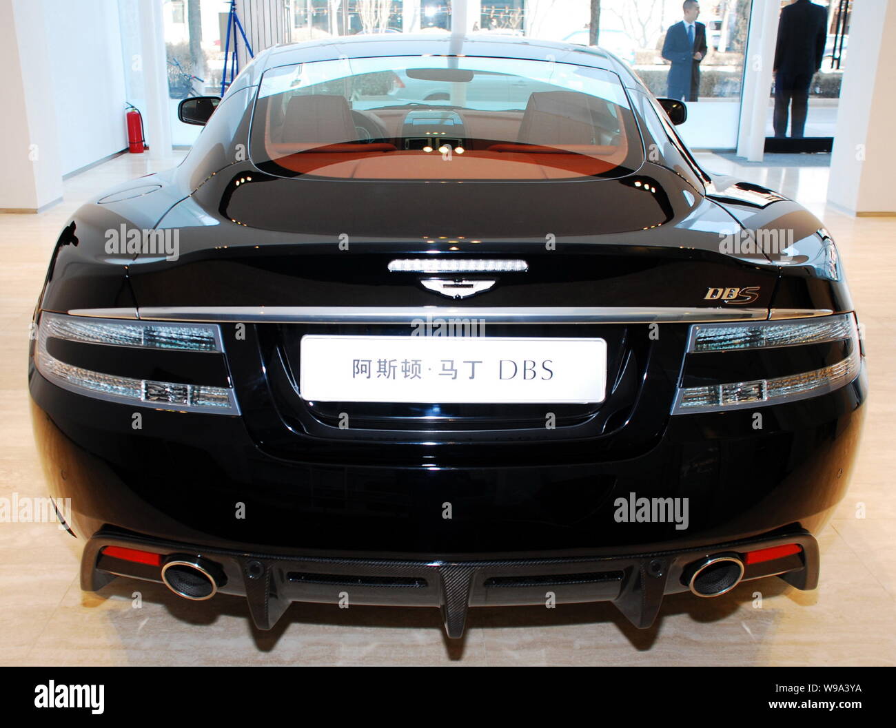 Une Aston Martin DBS est vu sur l'écran de l'Aston Martin magasin phare à Beijing, Chine, 26 janvier 2010. Le constructeur automobile de luxe Aston Martin a ouvert Banque D'Images