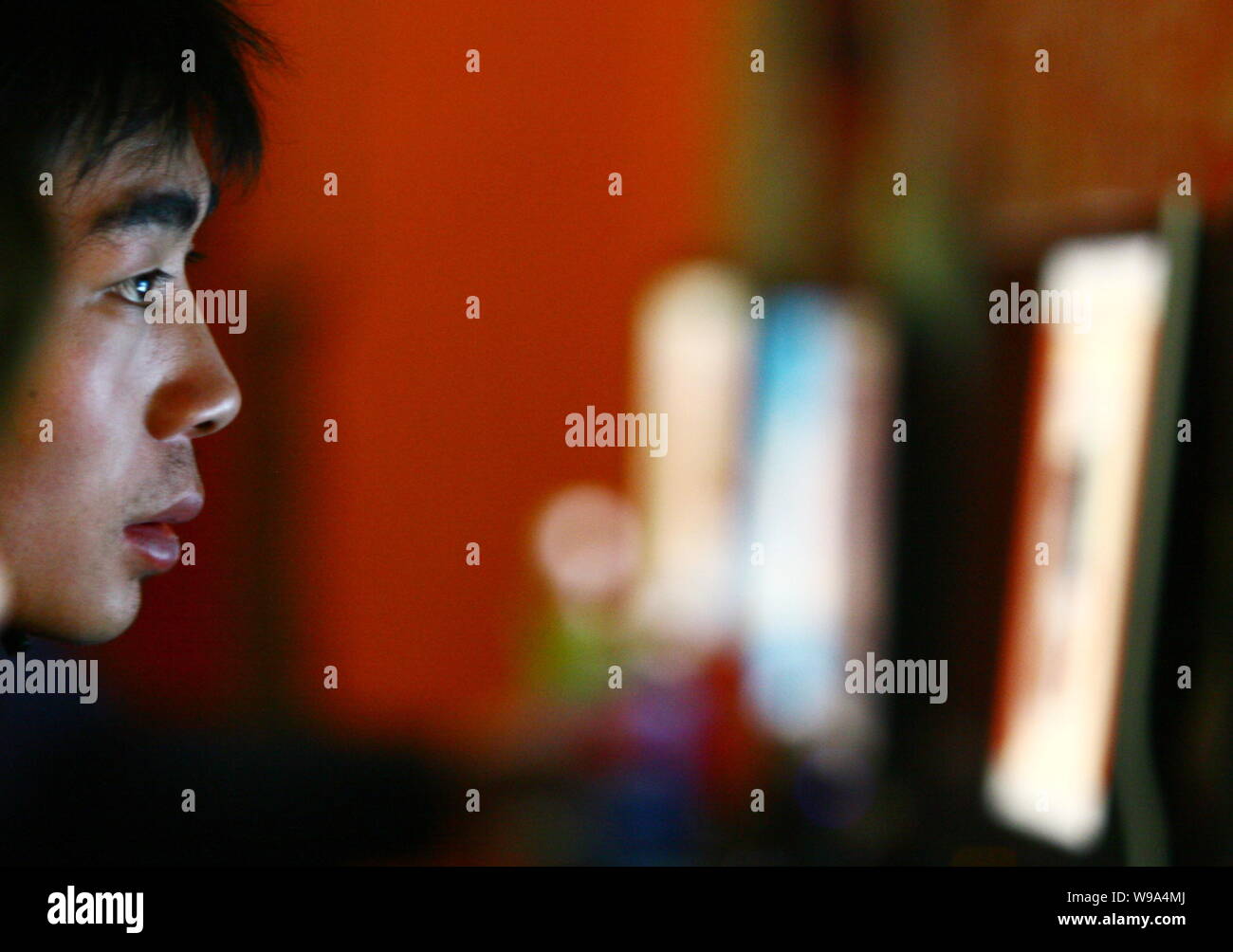 Un utilisateur de l'Internet chinois joue un jeu en ligne dans un café Internet dans la ville de Fuyang, Chine de l'est la province de l'Anhui, le 15 janvier 2010. Internet Chines econom Banque D'Images