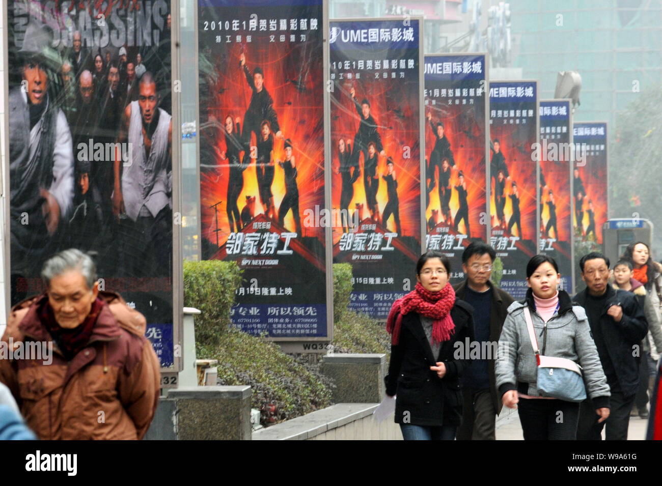 Les résidents locaux à pied passé annonces de films à Chongqing, Chine, le 20 janvier 2010. La Chine a déclaré qu'elle étendra son film l'industrie, car mor Banque D'Images