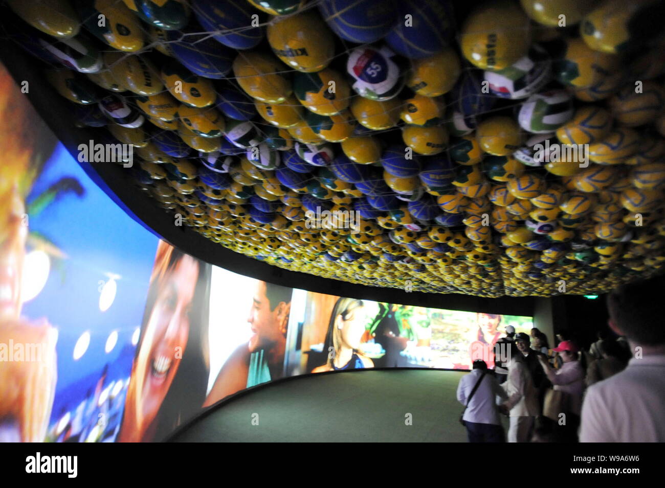 Les visiteurs de regarder des films de moins de ballons à l'intérieur du pavillon du Brésil s'affiche dans le monde Parc Expo de Shanghai, Chine, le 3 mai 2010. Banque D'Images