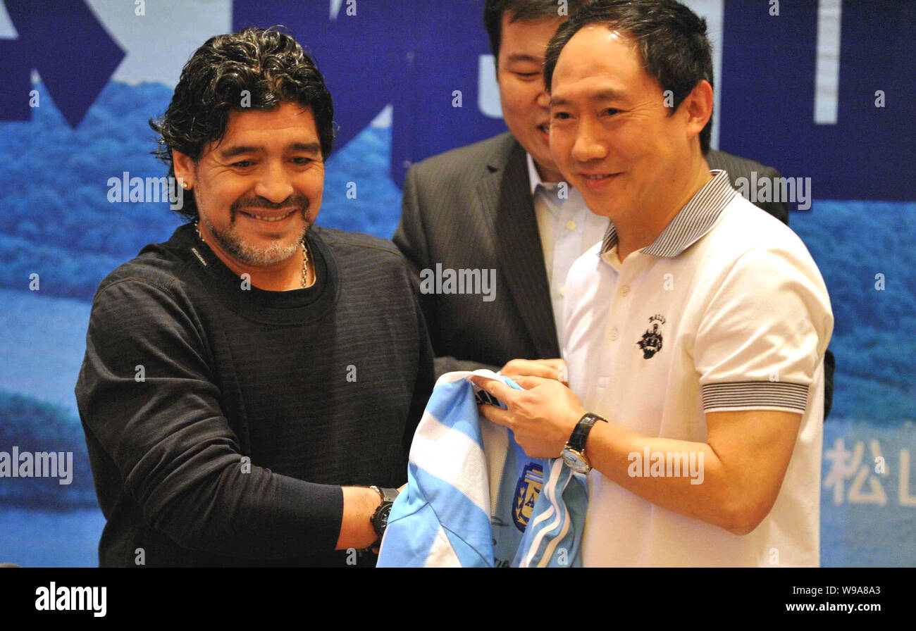 Ancien joueur et entraîneur argentin Diego Maradona (à gauche) est vu lors d'une conférence de presse avant un match de football de bienfaisance à Dongguan City, au sud-est Banque D'Images