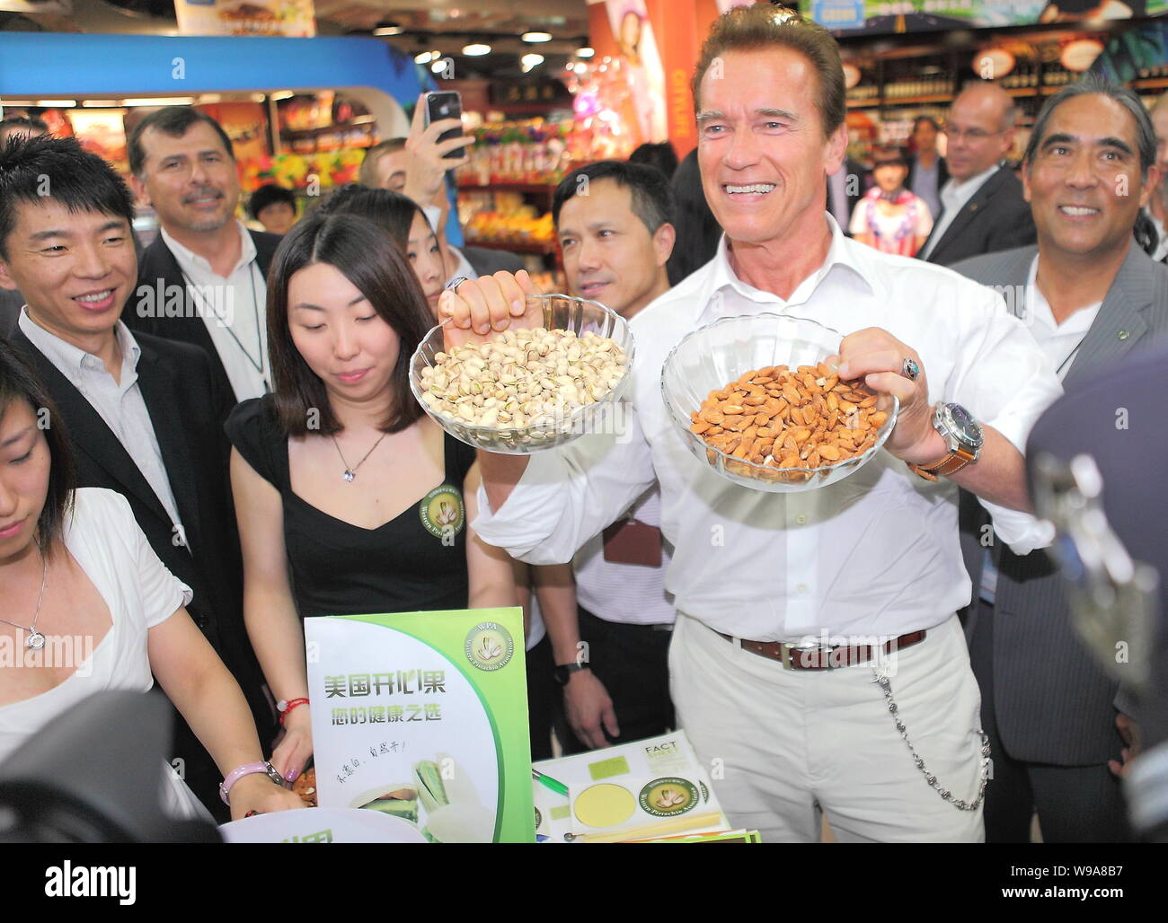 Le gouverneur de la Californie Arnold Schwarzenegger (deuxième à droite) fait la promotion de pistaches et amandes de Californie au cours de la Californie à Hang Festival Gastronomique Banque D'Images