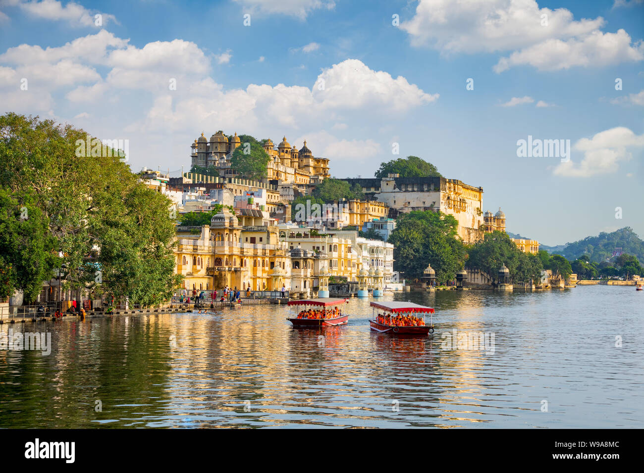 City Palace et bateau de tourisme sur le lac Pichola. Udaipur, Rajasthan, Inde Banque D'Images