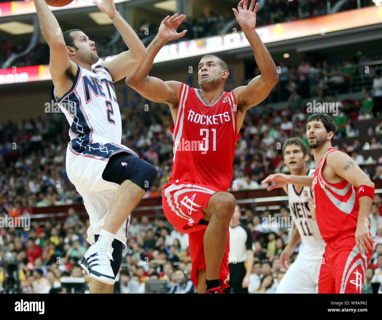 Shane Battier des Houston Rockets, deuxième à gauche, le défend contre Jordan Farmar du New Jersey Nets au cours de la NBA 2010 Jeux à Guangzhou Chine c Banque D'Images