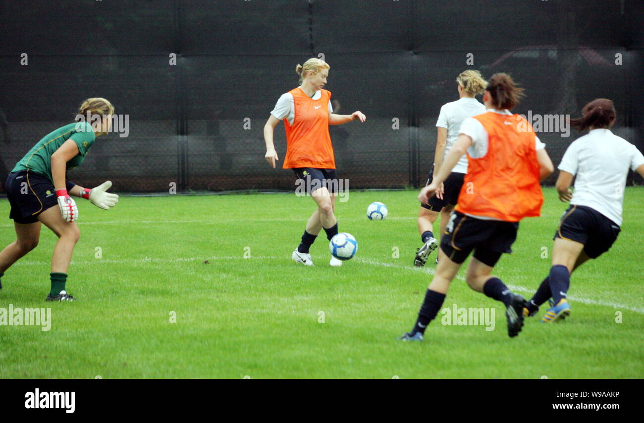 Les joueurs de l'équipe de soccer de l'Australian National Womens observés au cours d'une session de formation pour la coupe d'Asie 2010 Femmes dans la ville de Chengdu, dans le sud-ouest de Menton Banque D'Images