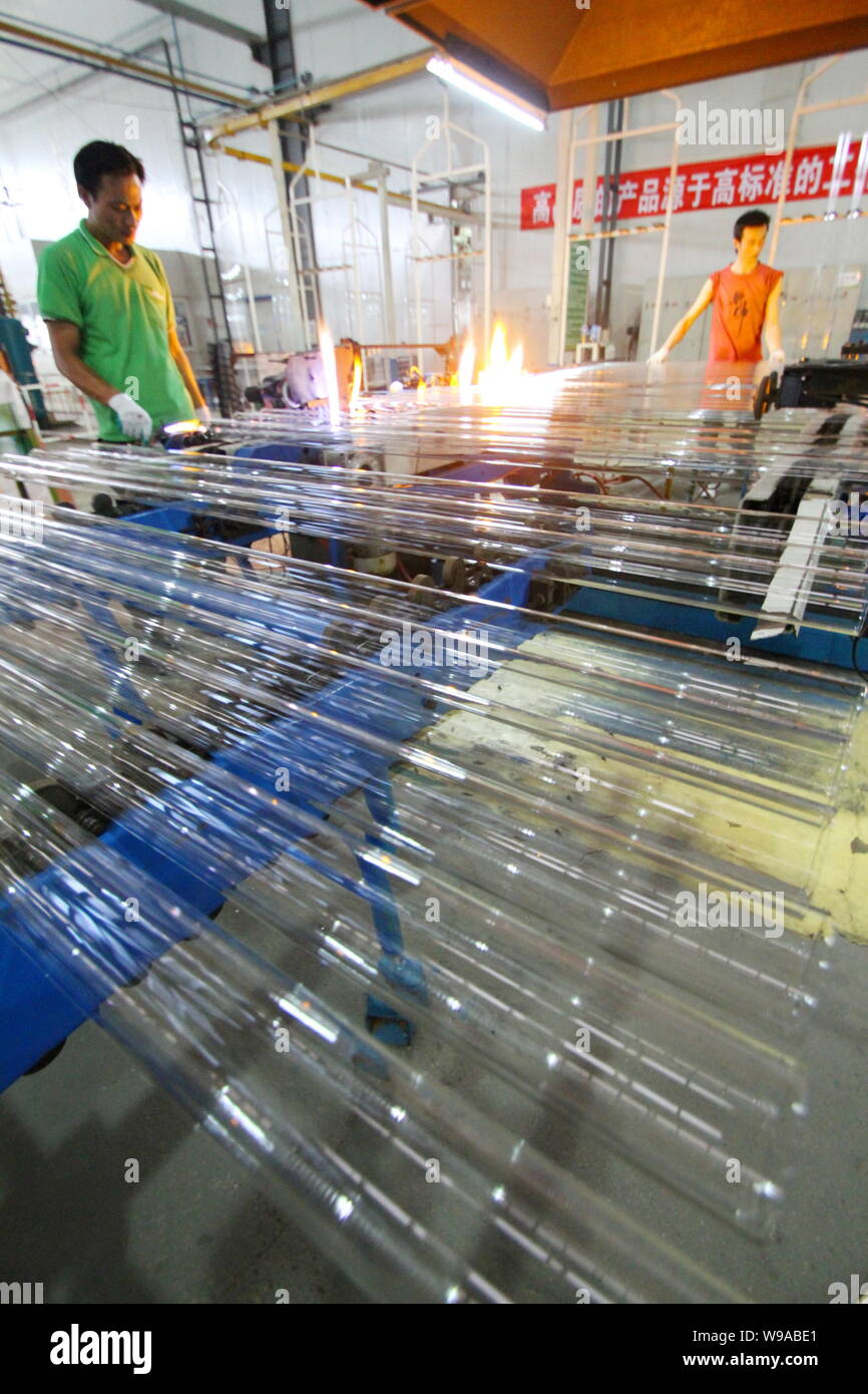 Les travailleurs chinois de la fabrication de tubes à vide solaires dans une usine de la société solaire Himin pour Qingdao city, dans la province de Shandong, Chine de l'Est, 17 juillet 2010. Banque D'Images