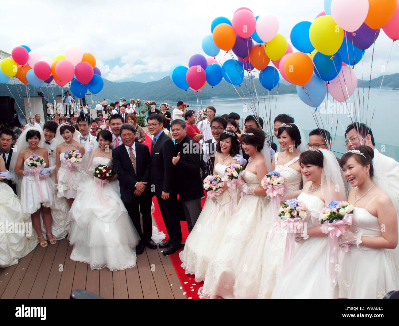 Les couples nouvellement mariés se préparent à libérer des ballons lors d'un mariage de masse sur le jour propice à Taipei, Taiwan, le 9 septembre 2010. Un total de 163 co Banque D'Images