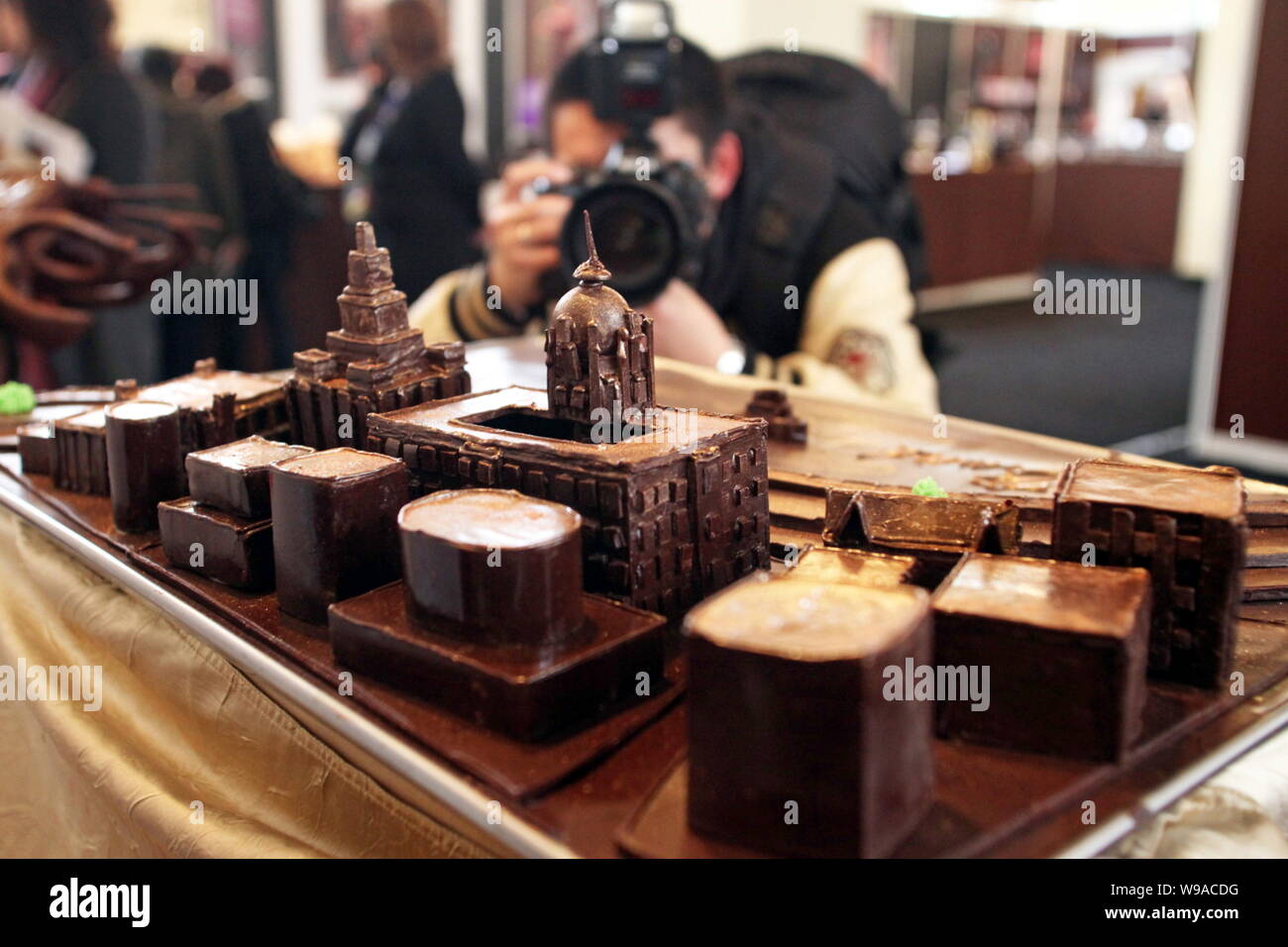 Un photographe prend des photos de chocolat-faite des répliques de ses constructions le long du Bund pendant le salon du chocolat, Salon du Chocolat, à Shanghai Banque D'Images
