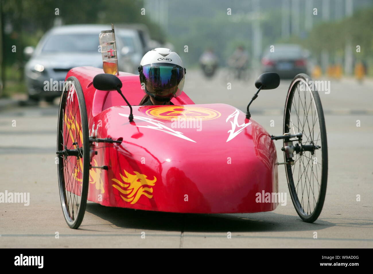 Une femme chinoise essaie une voiture de course lors d'une séance d'essai dans le Guangxi University of Technology à Liuzhou city, en Chine Guangxi Zhuang Auton Banque D'Images