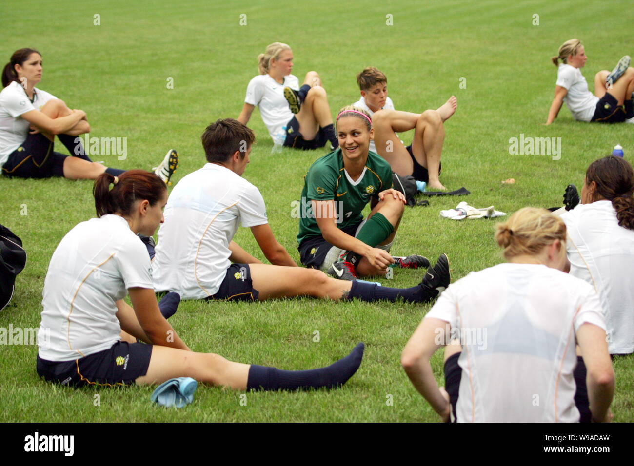 Les joueurs de l'équipe de soccer de l'Australian National Womens observés au cours d'une session de formation pour la coupe d'Asie 2010 Femmes dans la ville de Chengdu, dans le sud-ouest de Menton Banque D'Images