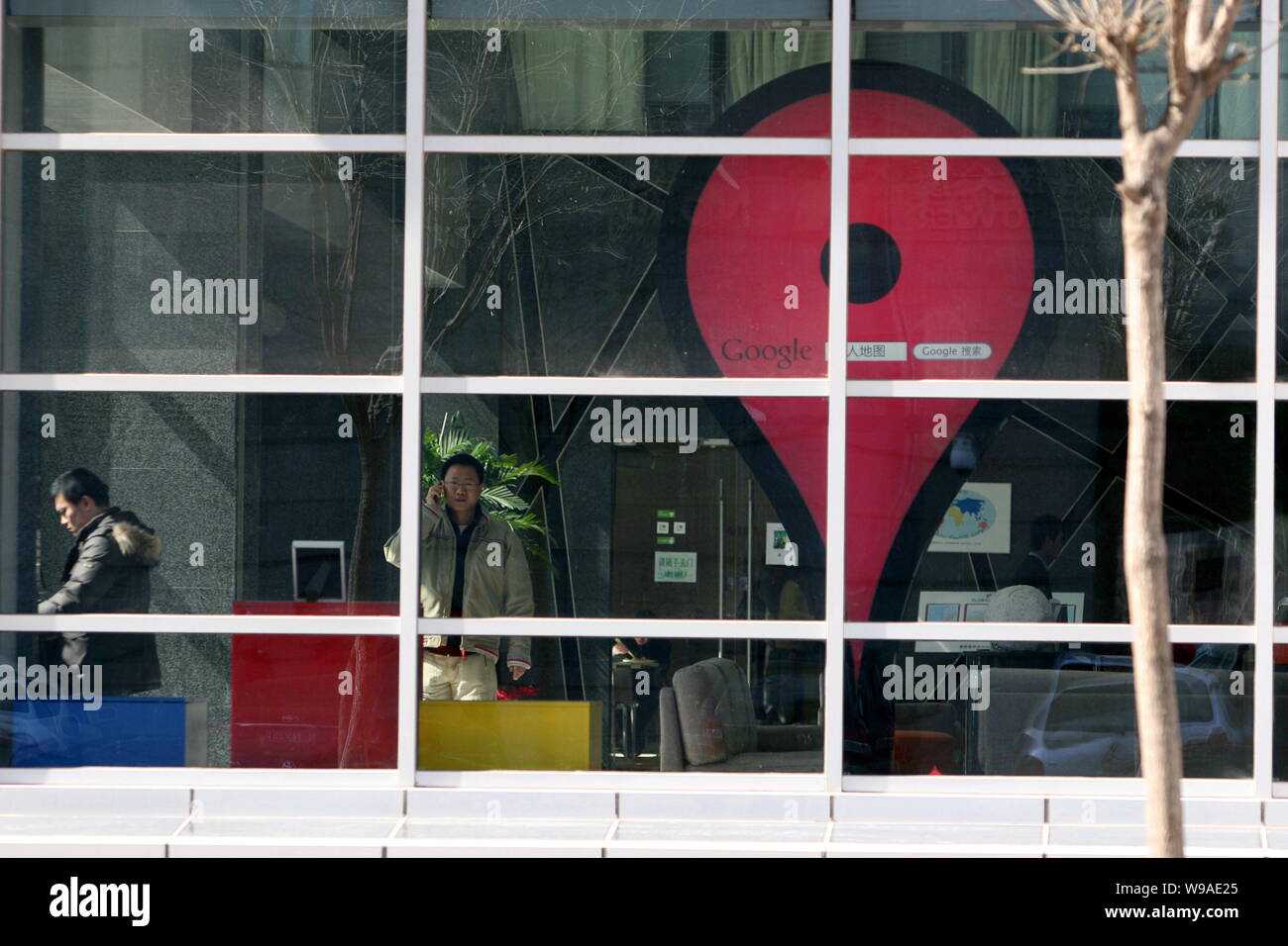 Les Chinois sont vus au siège de Google en Chine Beijing, Chine, 12 mars 2010. Google Inc. a établi des plans détaillés de fermer ses se Banque D'Images