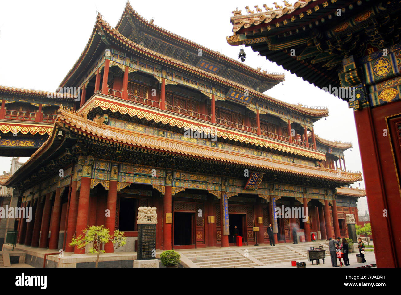 Les touristes visitent le Yonghe Gong (le Yonghegong, le Palais de l'harmonie éternelle ou la Lamaserie Yonghe Gong) à Beijing, Chine, 26 avril 2006. Banque D'Images