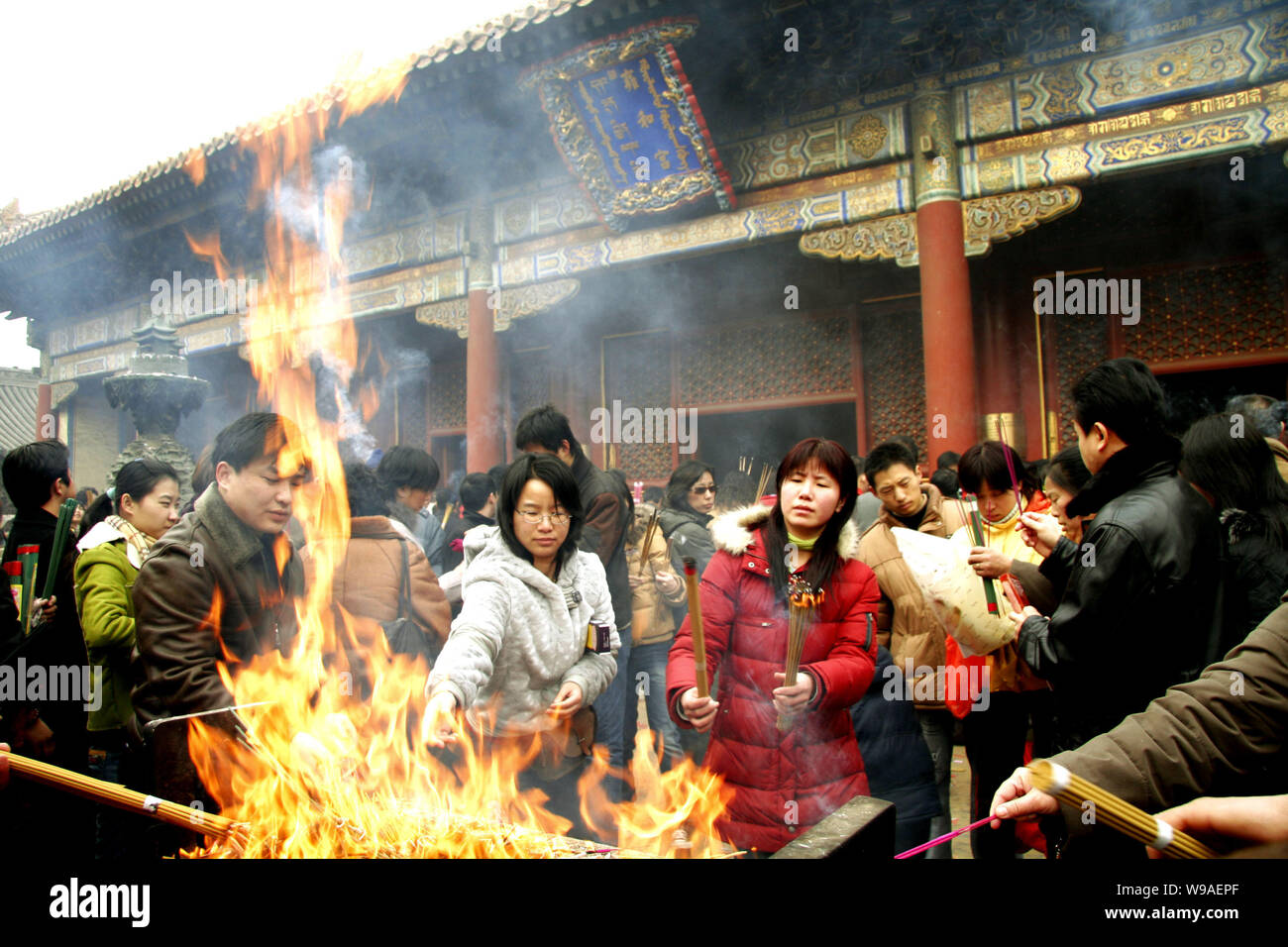Les résidents locaux chinois brûler de l'encens et prier dans le Yonghe Gong (le Yonghegong, le Palais de l'harmonie éternelle ou la Lamaserie Yonghe Gong Beiji) Banque D'Images