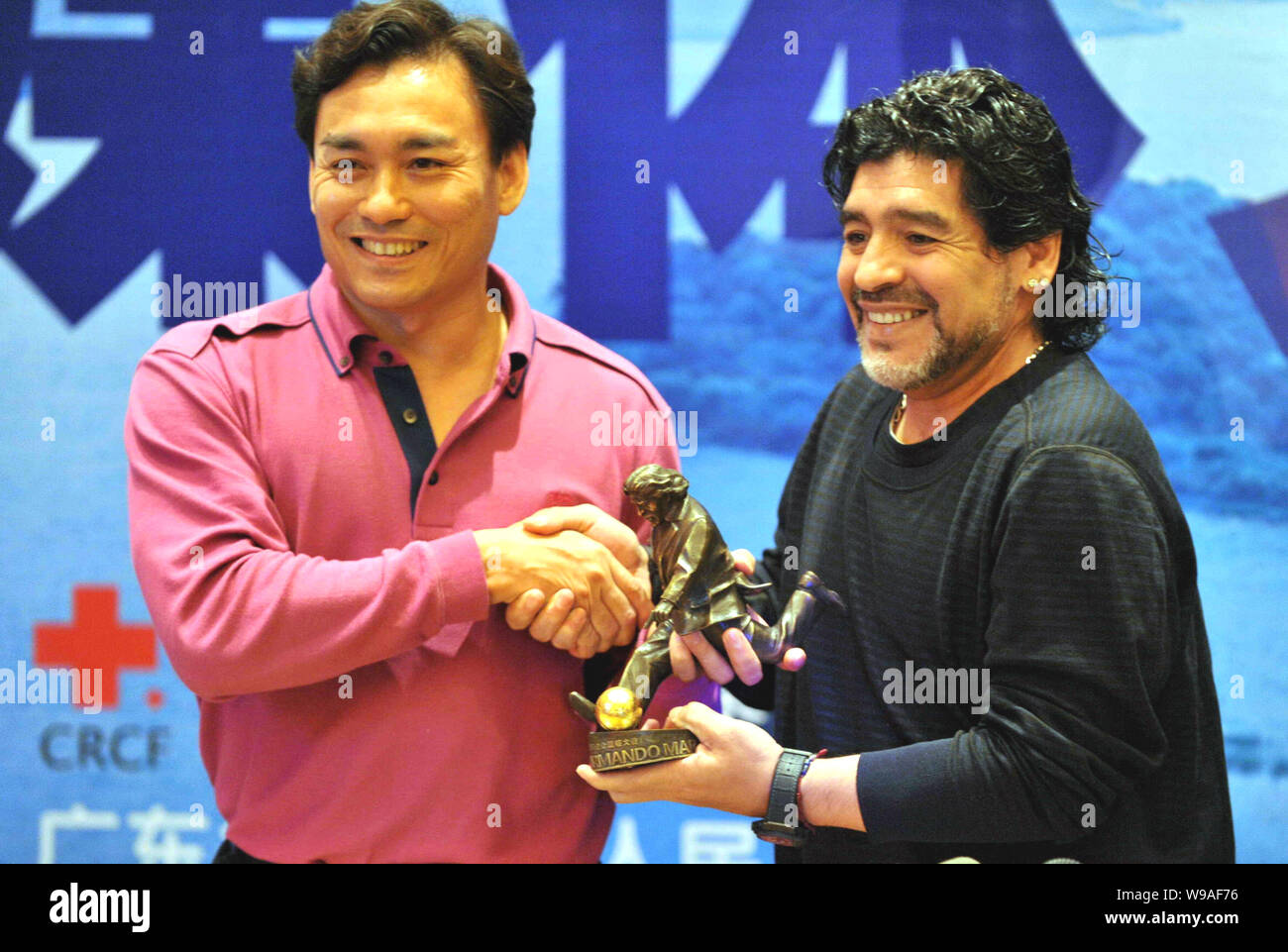 Ancien joueur et entraîneur argentin Diego Maradona (droite) est vu lors d'une conférence de presse avant un match de football de bienfaisance à Dongguan City, au sud-est Banque D'Images