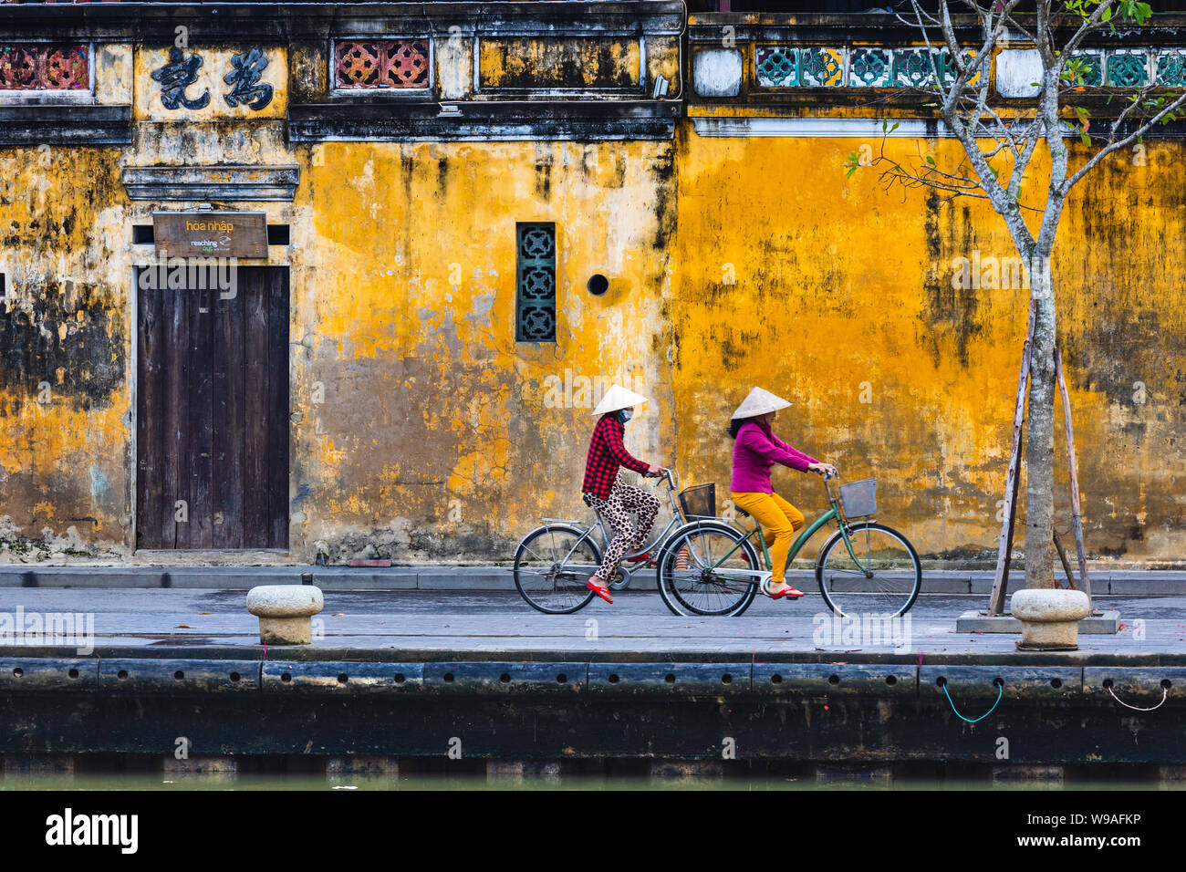HOI AN, VIETNAM - 1 janvier 2018 : femme circuler à bicyclette dans Hoi An, Vietnam Banque D'Images