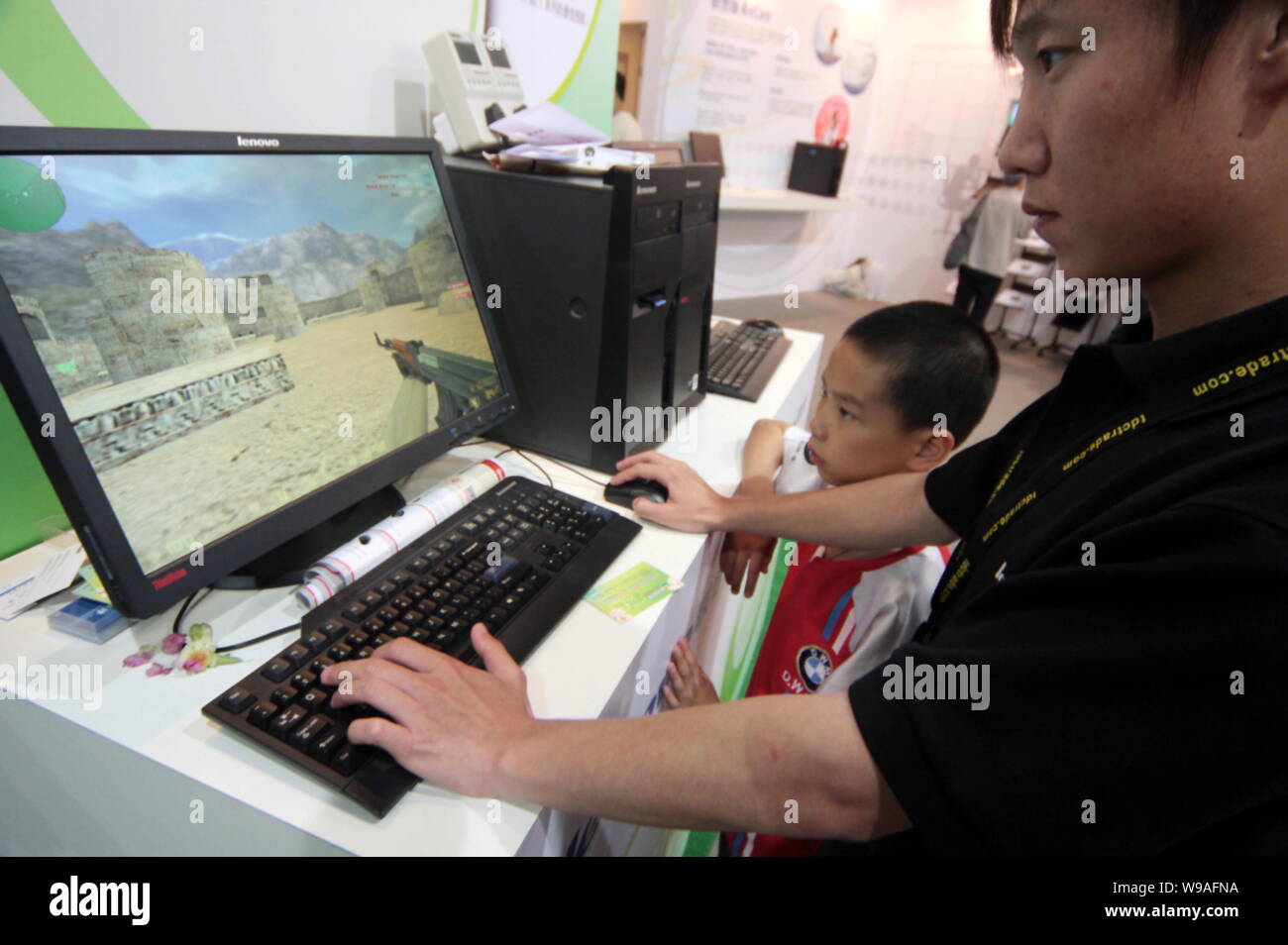 --FILE--un utilisateur de l'Internet chinois joue un jeu en ligne lors d'une exposition à Beijing, Chine, 24 mai 2009. Les autorités chinoises ont dit qu'ils s'introdu Banque D'Images