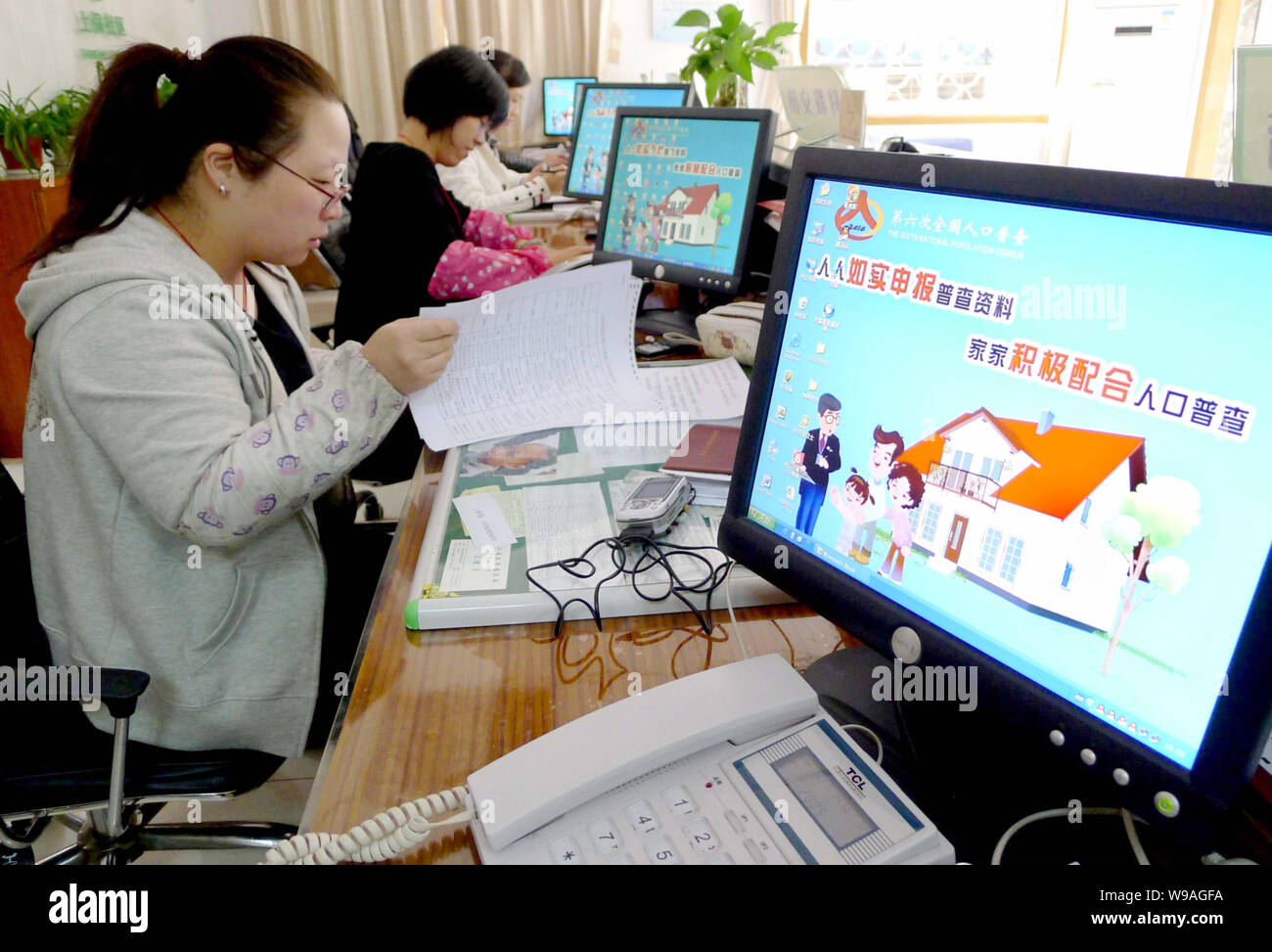 Le personnel chinois travaillent à un bureau de recensement au cours du sixième recensement national de la population dans la ville de Hangzhou, province de Zhejiang, Chine de l'est 1 novembre 2010. Banque D'Images