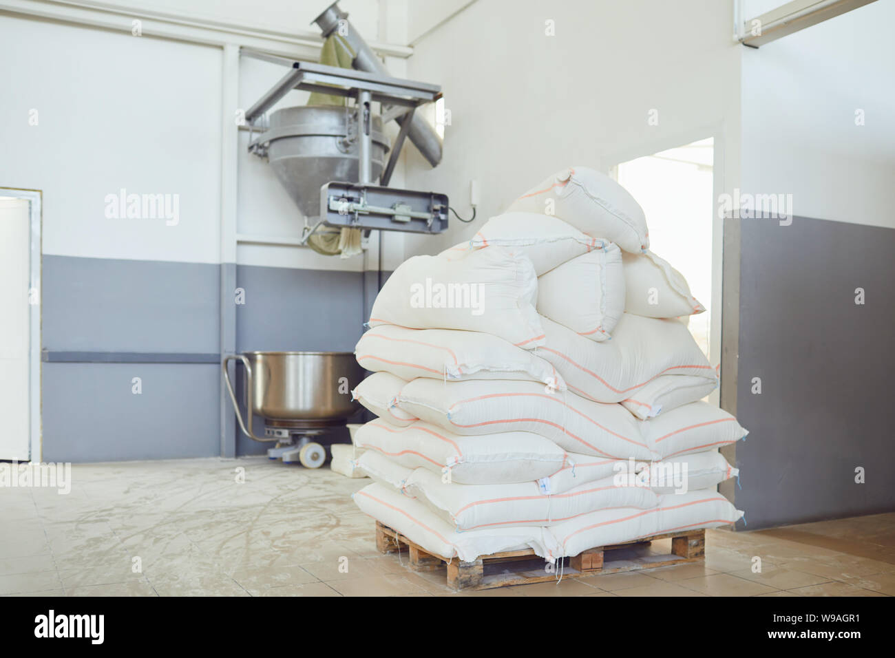 Sacs de farine dans l'entrepôt de l'usine. Banque D'Images