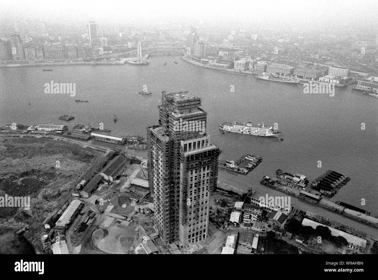 Vue aérienne prise à partir de l'Oriental Pearl TV Tower montre qu'une tour d'immeuble de bureaux en construction dans le quartier financier de Lujiazui à côté de Hua Banque D'Images