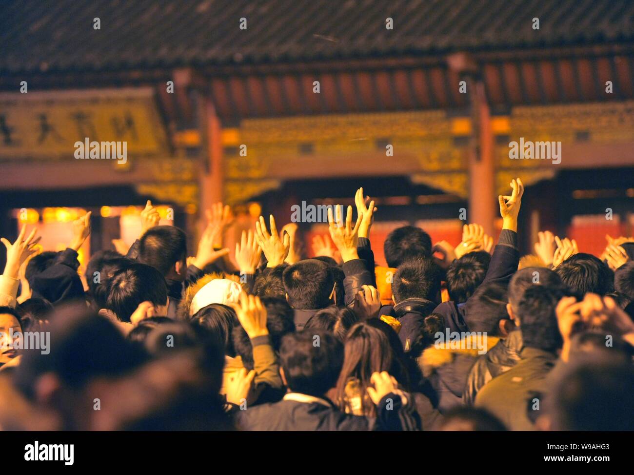 Les Chinois adorent le Dieu de la richesse dans la mythologie chinoise à Guiyuan Temple bouddhiste à Wuhan, Hubei Province centrale de Chines, le 18 février 2010. Banque D'Images