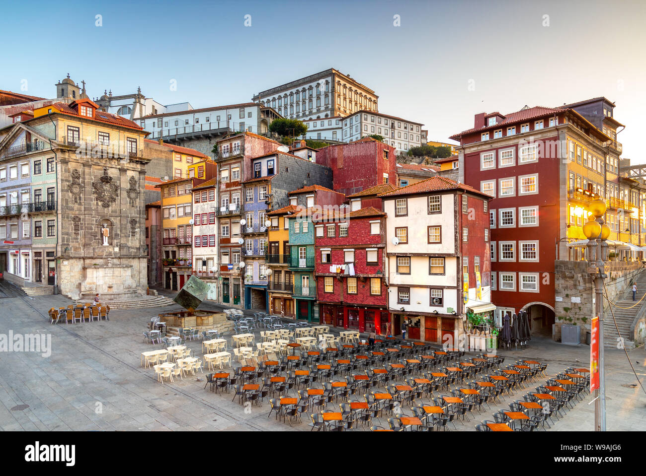 Maisons colorées de la place Ribeira situé dans le centre historique de Porto, Portugal Banque D'Images
