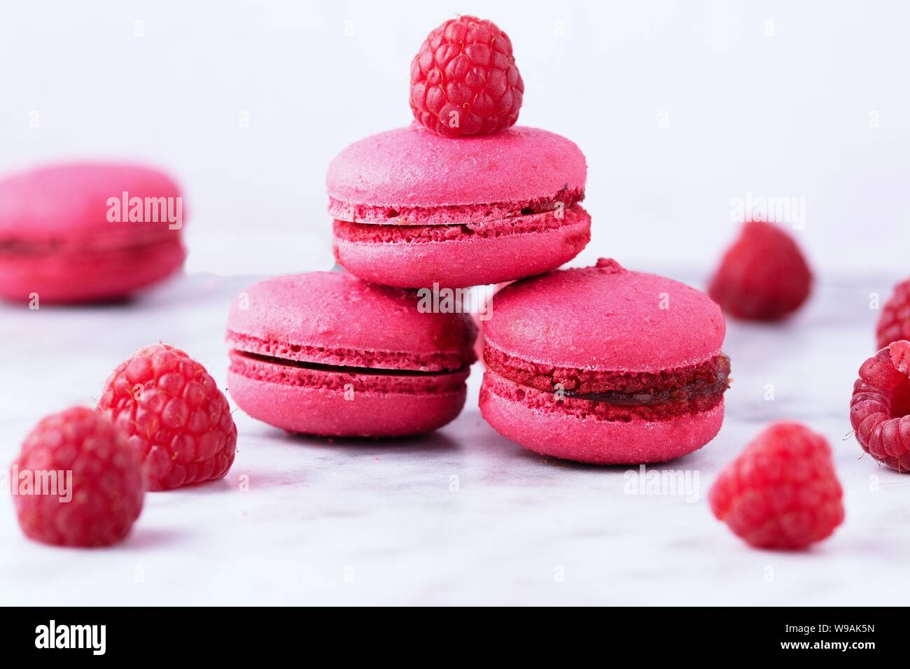 Plusieurs macarons framboise - délicate célèbre sandwich confiserie cookies Banque D'Images