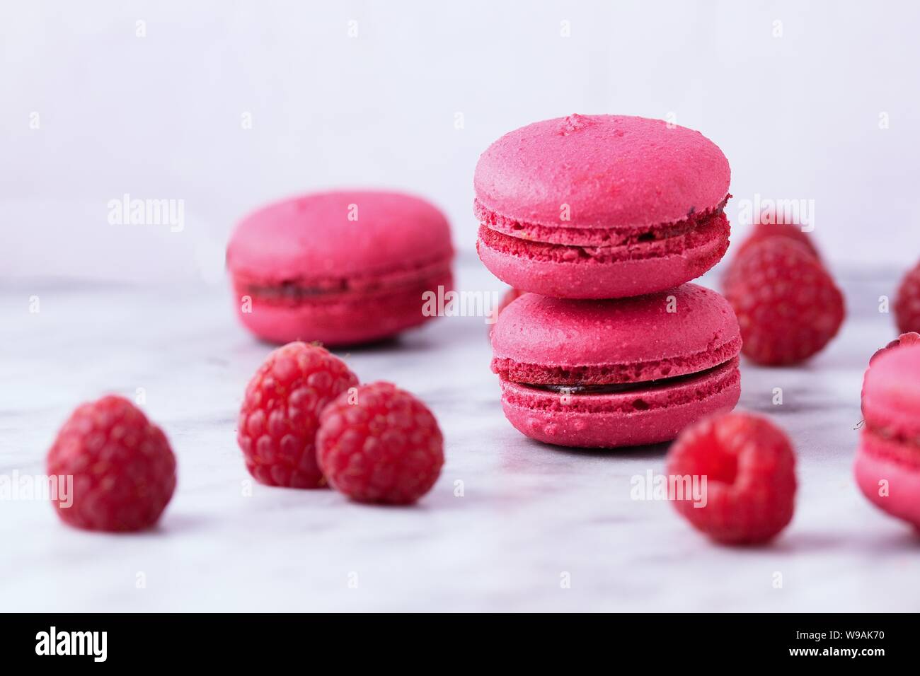 Plusieurs morceaux de délicieux cookies - macrons français. Ce sont des arômes de framboise Banque D'Images