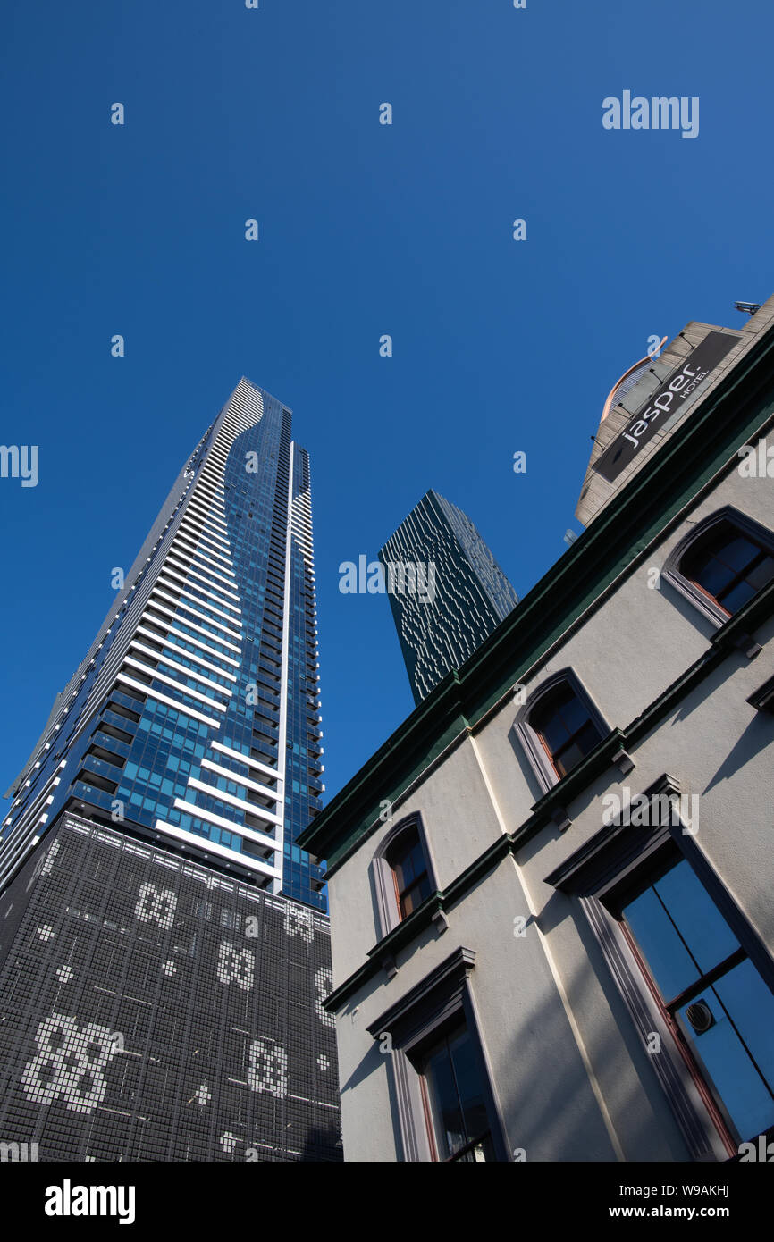 Bâtiment historique et les gratte-ciel modernes dans le quartier d'affaires de Melbourne. Banque D'Images