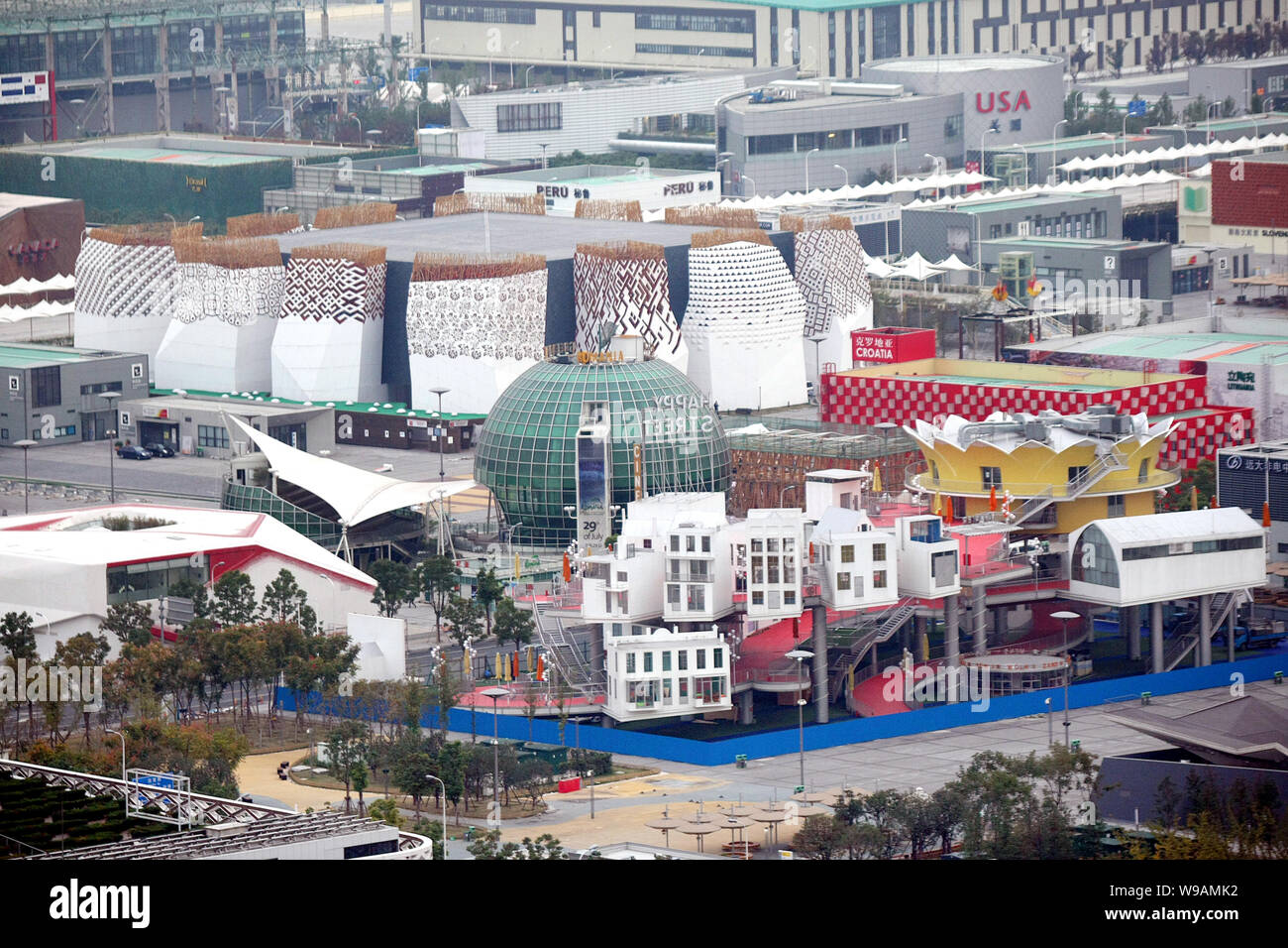Pavillons nationaux dans le World Expo Park sont considérées à partir de la plate-forme de l'observatoire le pont Lupu à Shanghai, Chine, le 16 novembre 2010. Le pont Lupu o Banque D'Images