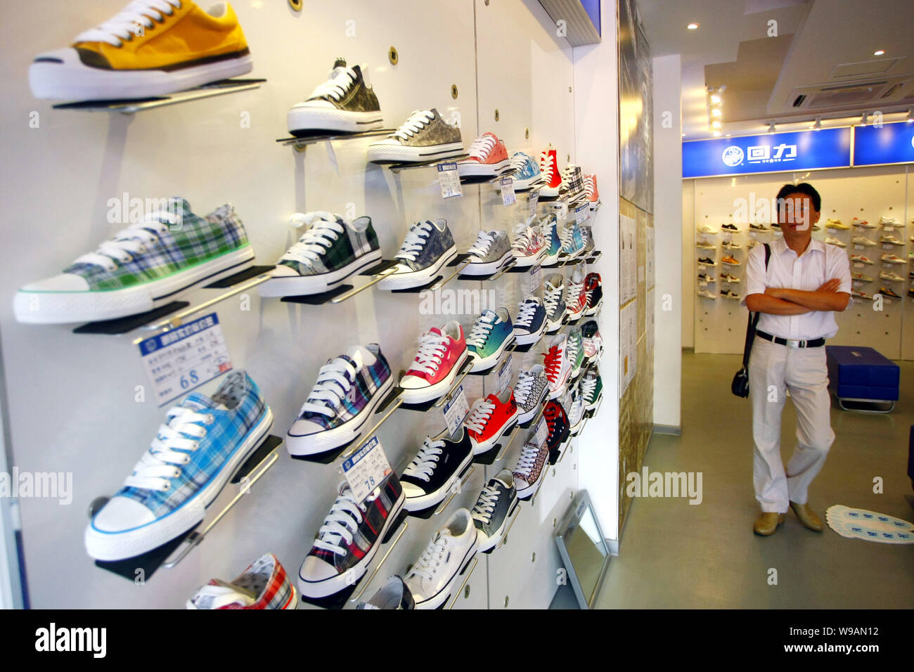 Un client chinois boutiques pour baskets dans un magasin de chaussures  phare de guerrier, mieux connu sous le nom de Huili en Chine, à Shanghai,  Chine, le 18 septembre 2010. Hu Photo