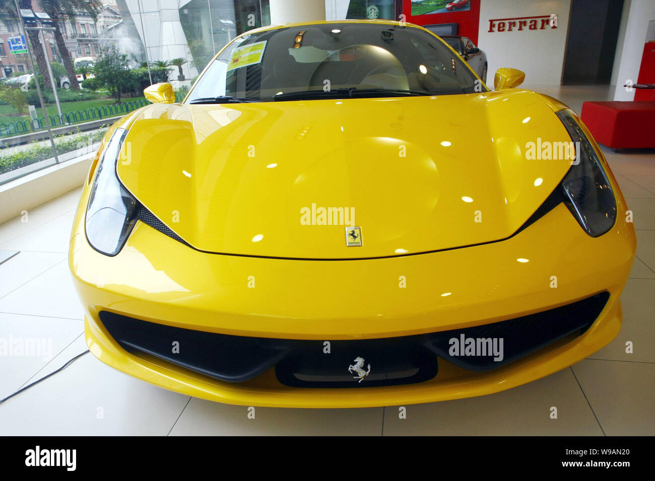 Une voiture de sport Ferrari 458 Italia est affiché dans un magasin de Ferrari à Shanghai, Chine, 14 septembre 2010. Ferrari SpA se souviendront 57 véhicules sur la Ch Banque D'Images