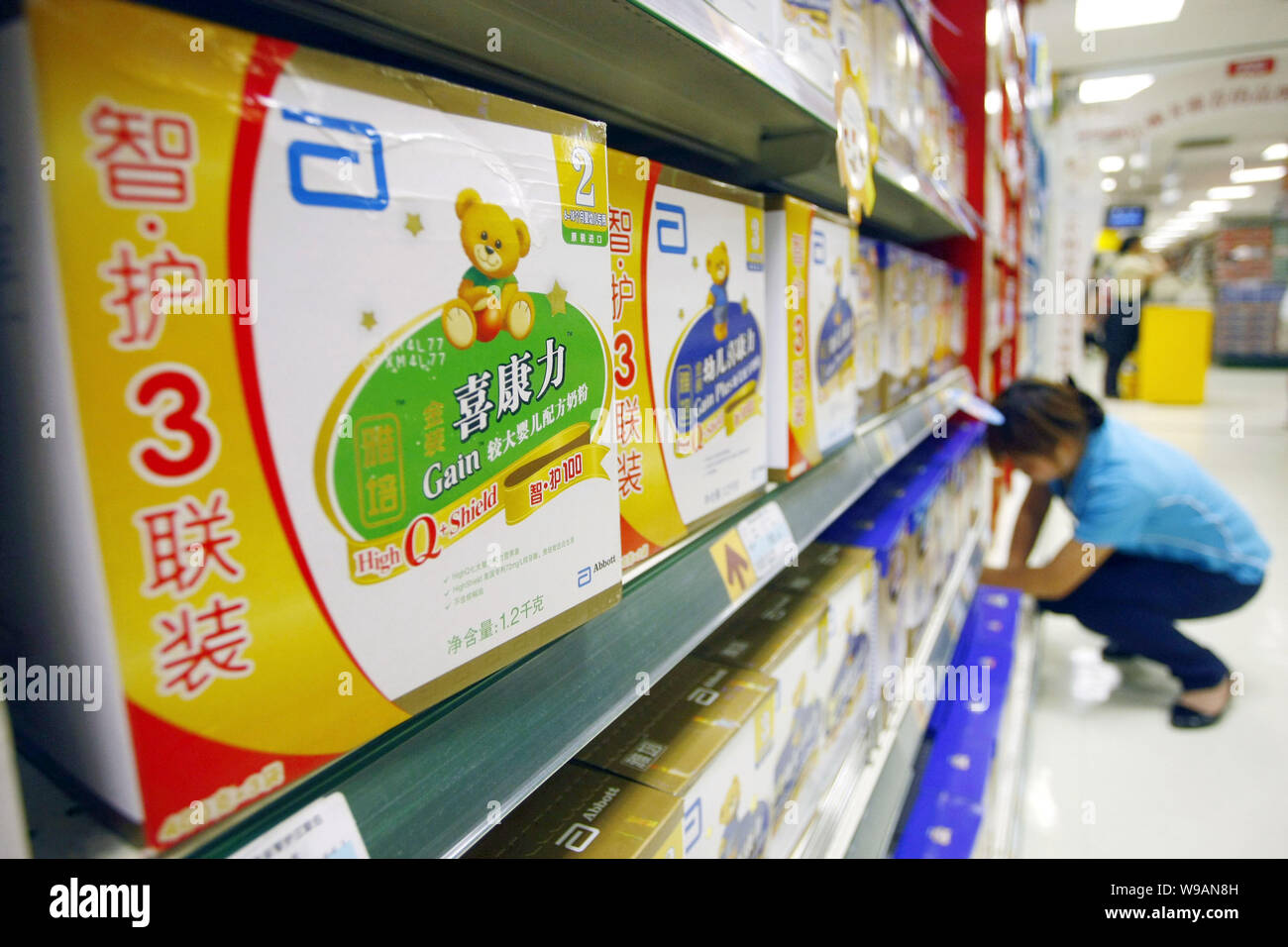 --FILE--boîtes de lait en poudre formule Abbé sont en vente dans un supermarché à Shanghai, Chine, le 6 juillet 2010. Un porte-parole de Abbott Nutrition International Banque D'Images