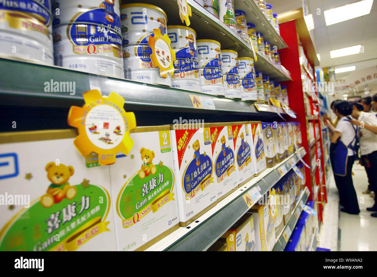 --FILE--tins et des boîtes de lait en poudre formule Abbé sont en vente dans un supermarché à Shanghai, Chine, le 6 juillet 2010. Un porte-parole de Abbott Nutrition JE Banque D'Images