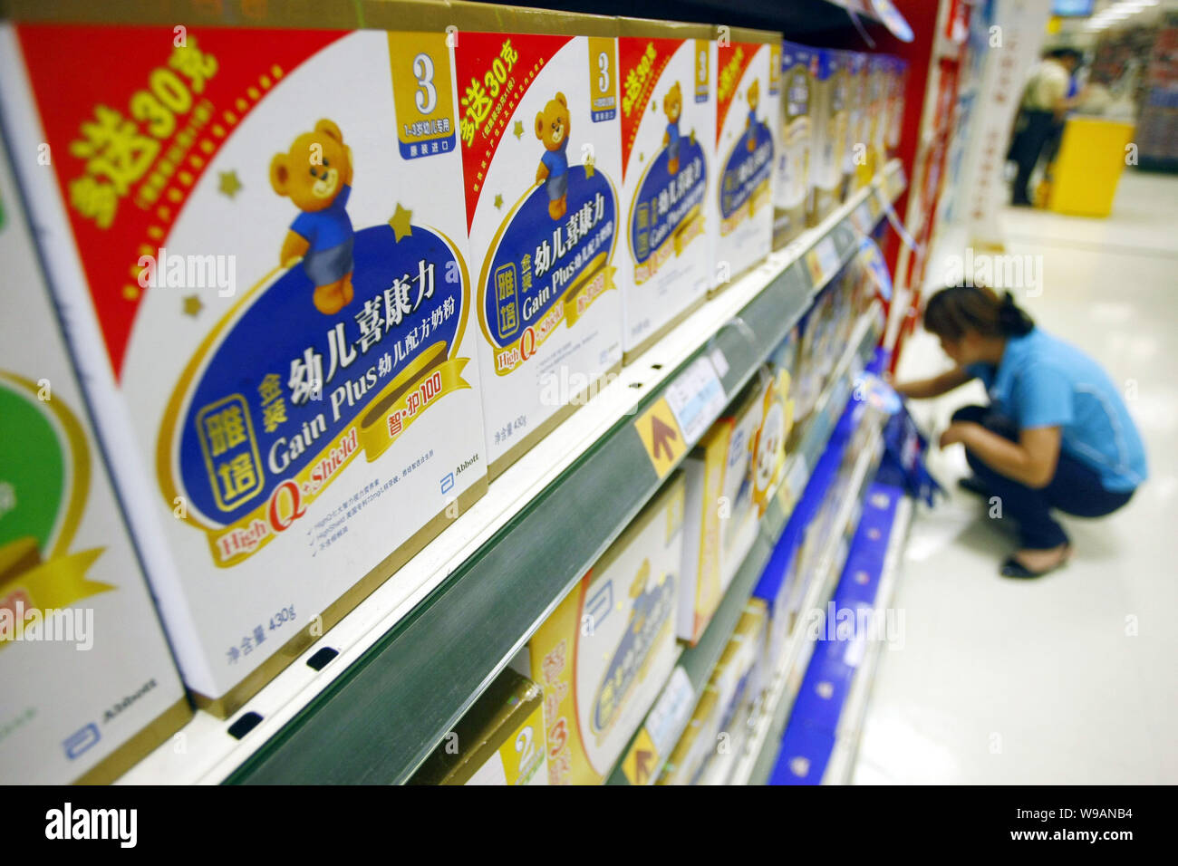 --FILE--boîtes de lait en poudre formule Abbé sont en vente dans un supermarché à Shanghai, Chine, le 6 juillet 2010. Un porte-parole de Abbott Nutrition International Banque D'Images