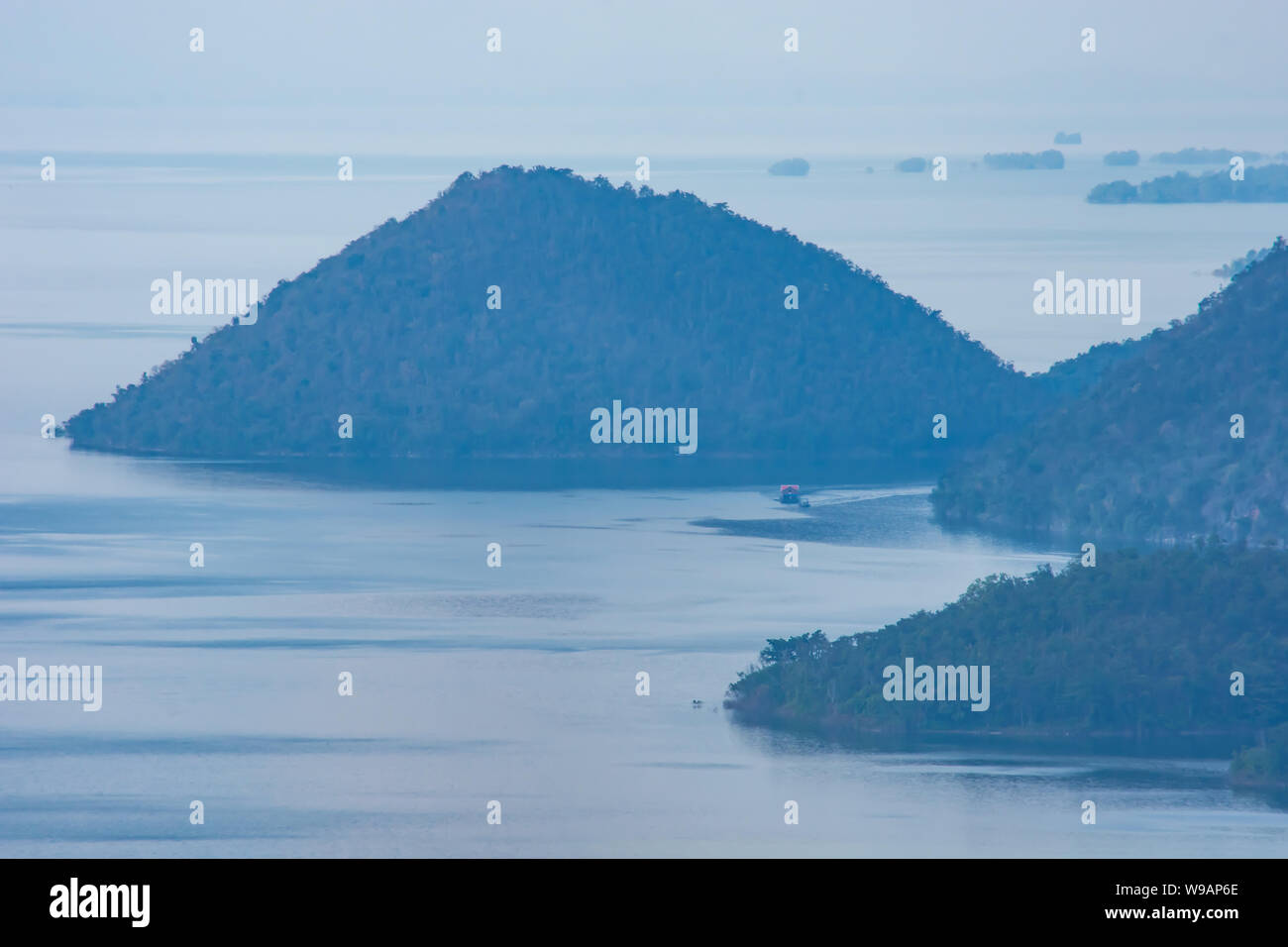 Les navires étaient en faisant glisser une péniche dans le barrage de Sri Nakarin dam , Kanchana buri, en Thaïlande. Banque D'Images