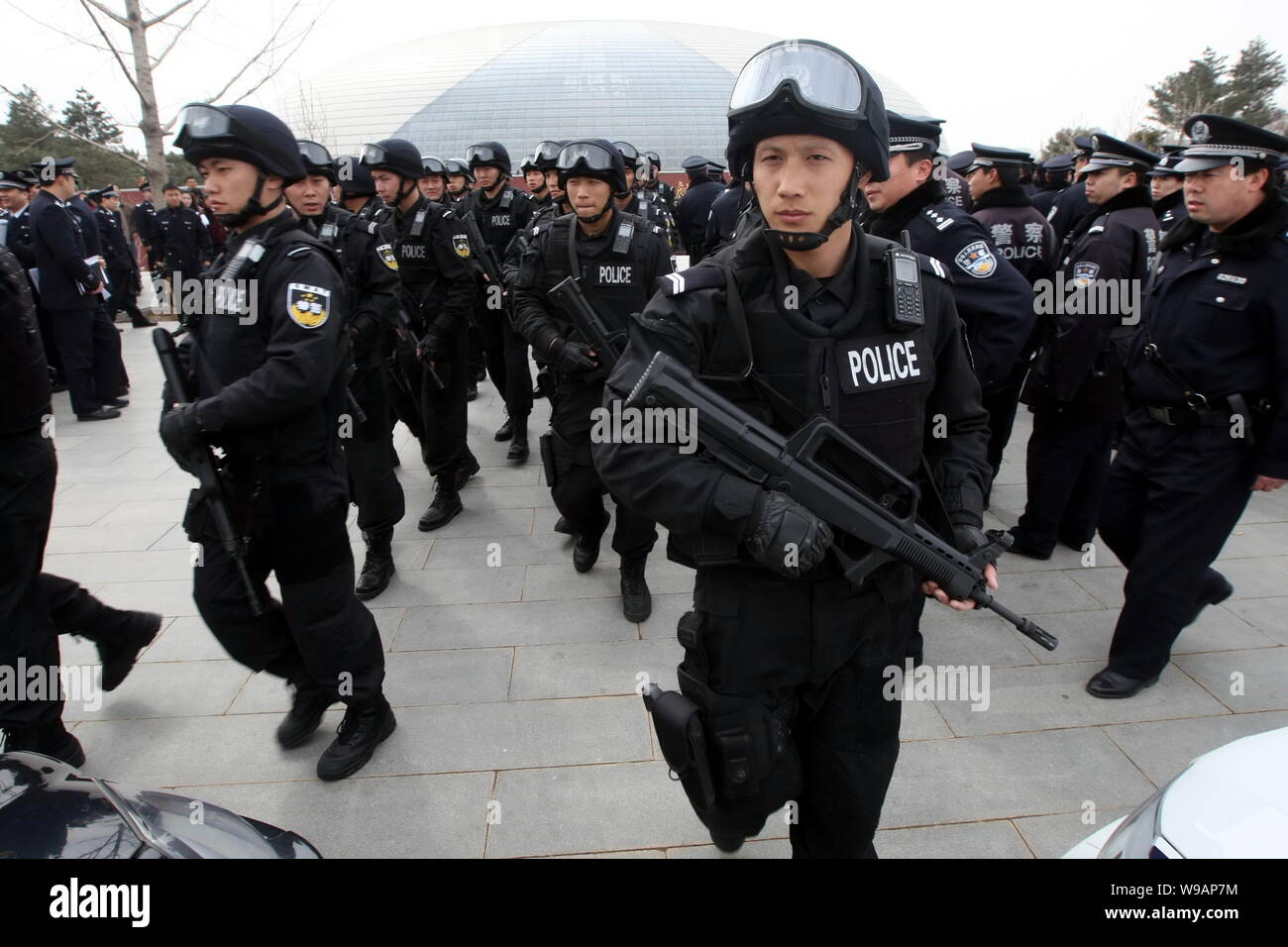 Patrouille de policiers chinois armés en face du National Centre for the Performing Arts (NCPA), également connu sous le nom de National Grand Theatre, à Beijing, C Banque D'Images