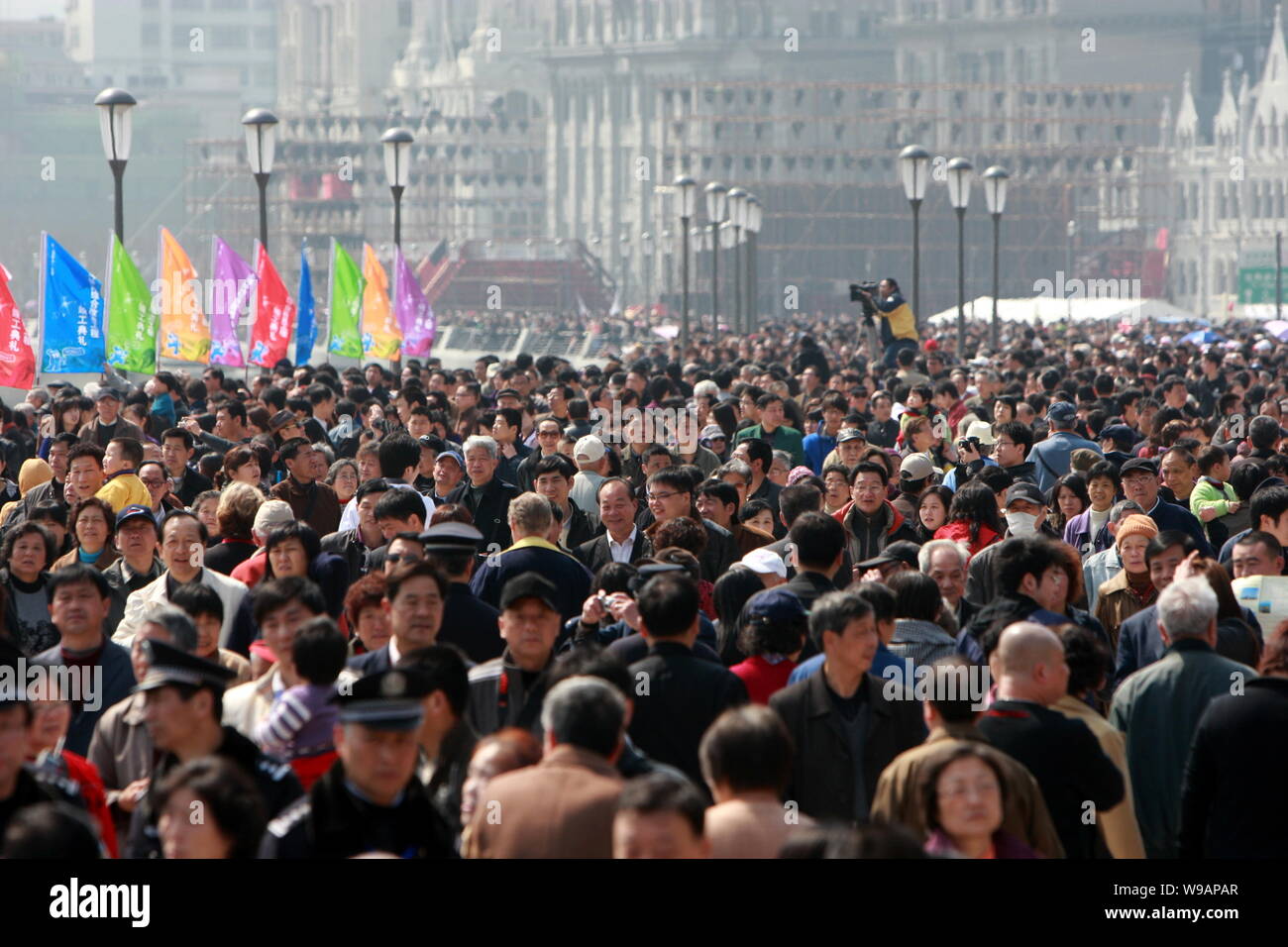 Les touristes et les résidents locaux foule la promenade sur le Bund rénové à Shanghai, Chine, 28 mars 2010. Des dizaines de milliers de résidents de Shanghai un Banque D'Images