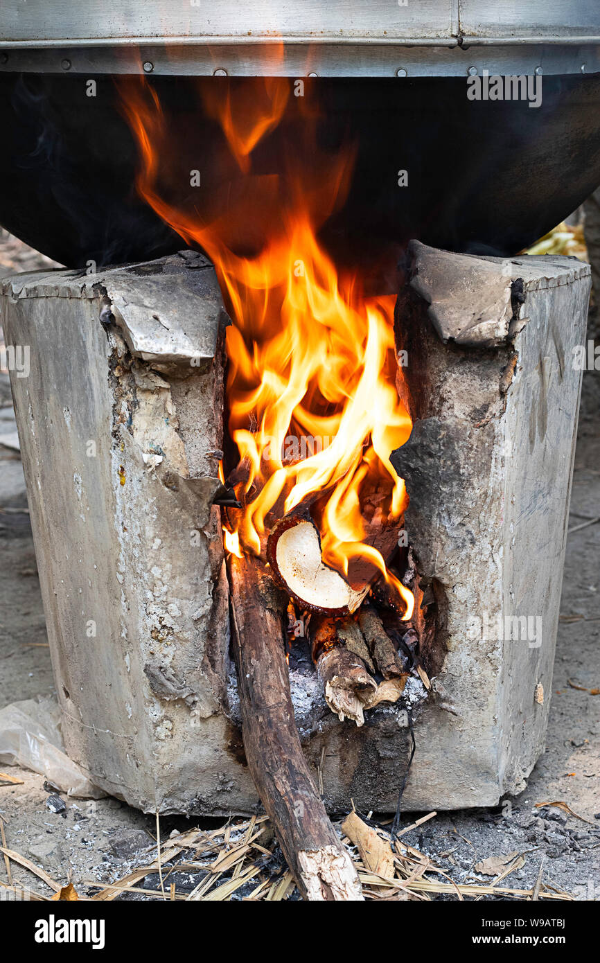 Flamme jaune sur le journal dans le four. Banque D'Images Flamme jaune sur le journal dans le four. Banque D'Images