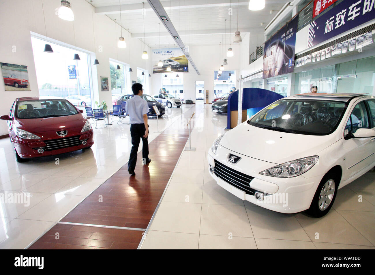 Voitures Peugeot fabriqué par Dongfeng Peugeot, la joint-venture entre PSA Peugeot Citroën et Dongfeng Motor Group, sont vus en vente sur l'Dongfeng Banque D'Images