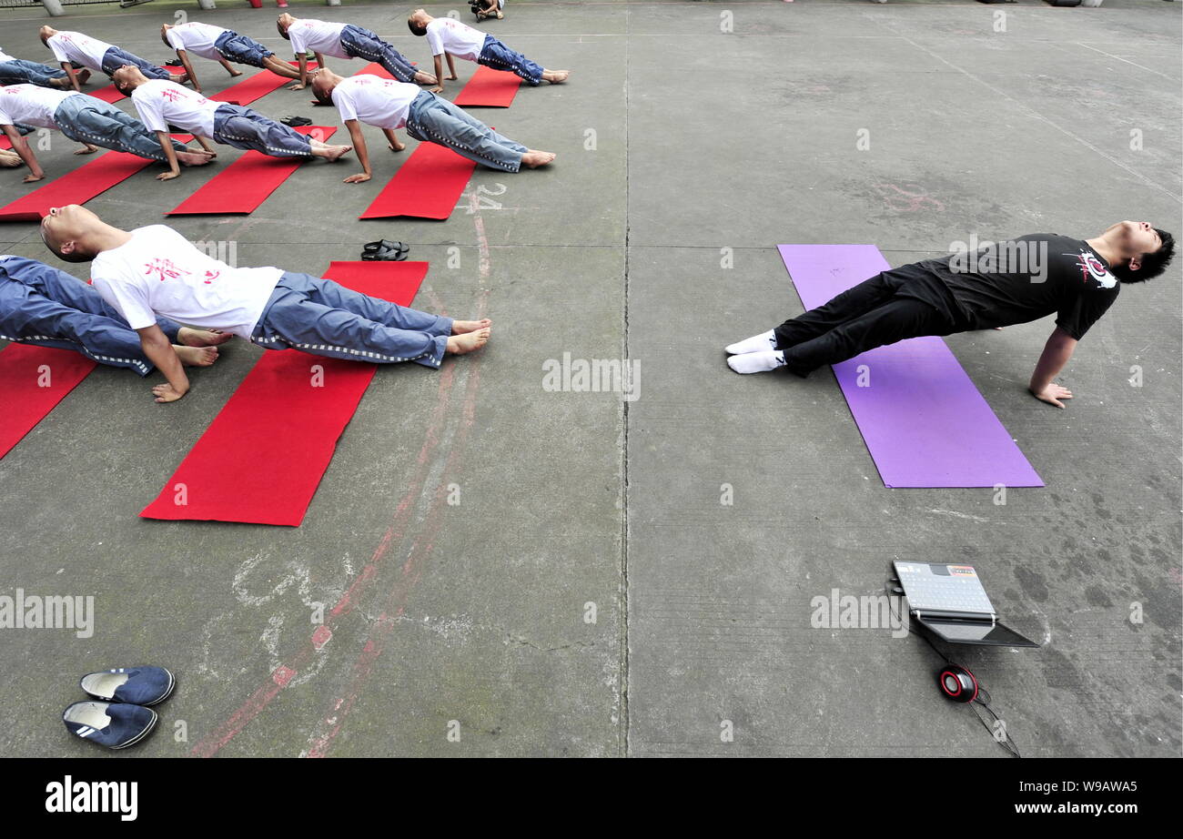 27 Les détenus chinois et un professeur de yoga Yoga effectuer dans une prison de la ville de Chengdu, province du Sichuan, Chine du sud-ouest 18 juin 2010. Les prisonniers 27 wi Banque D'Images