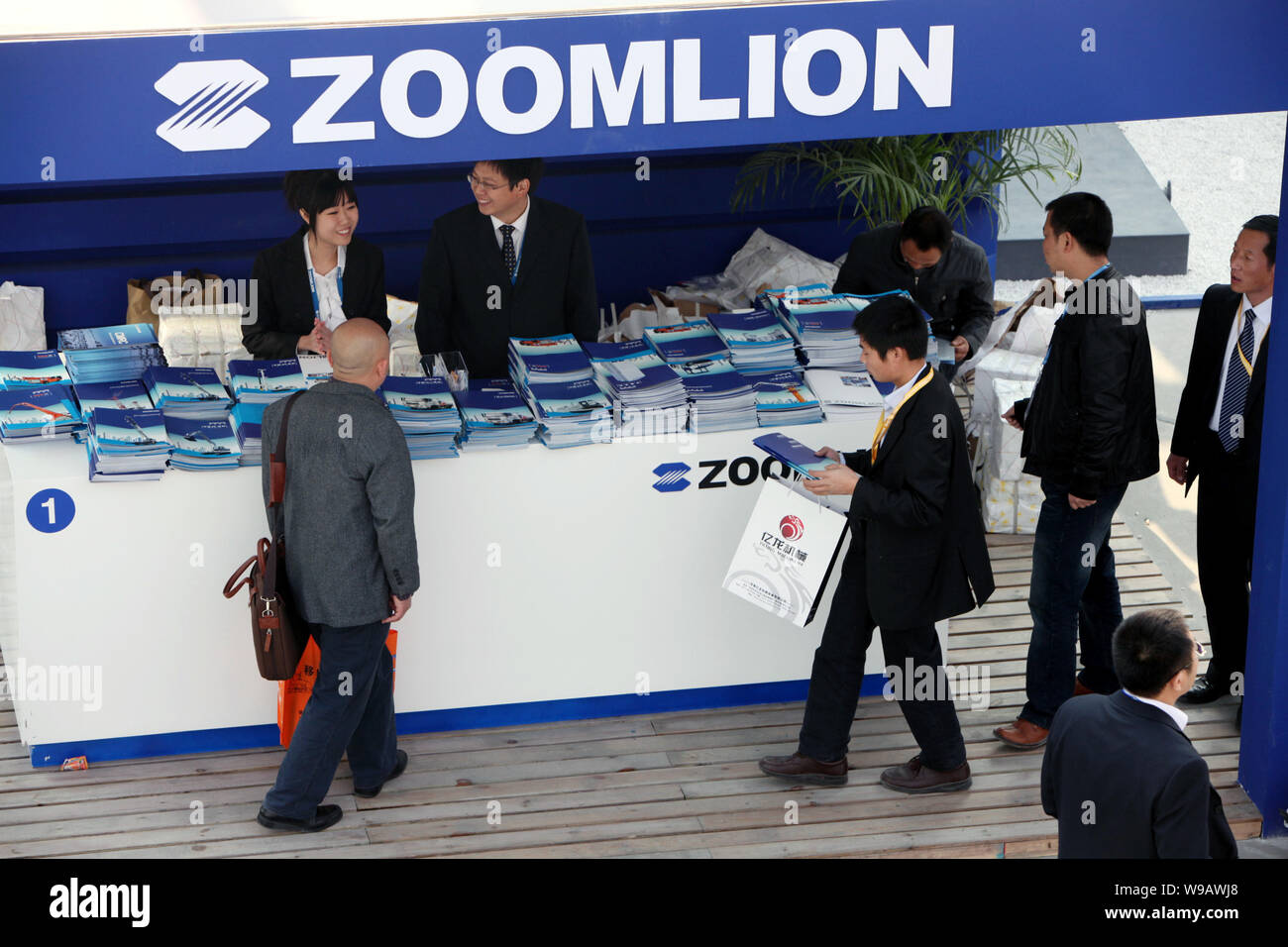 Les visiteurs ont vu sur le stand de Changsha Zoomlion Heavy Industry Science & Technology Development Co. pendant la Foire commerciale internationale 2010 pour C Banque D'Images